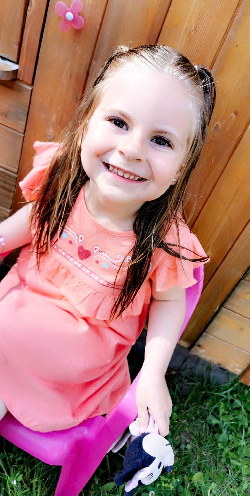 Lya a rejoint le concours — aidez-le/la à gagner de superbes lots ! cheek, child, chin, eyebrow, eyelash, flash_photography, fun, grass, hair, happy, iris, joy, leisure, lip, magenta, person, pink, plant, skin, smile