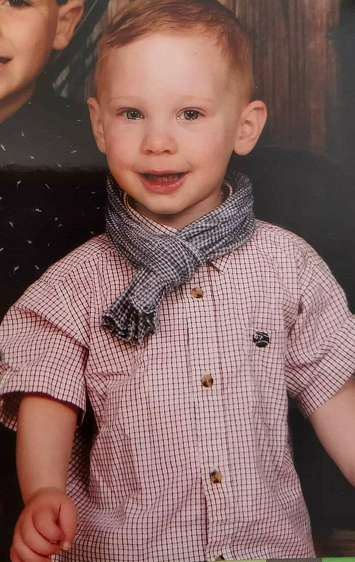 Nikola participe au concours pour gagner de l'argent avec cette photo : arm, blazer, bow_tie, collar, dress_shirt, face, formal_wear, gesture, hair, happy, joy, lip, neck, pattern, person, plaid, sleeve, smile, street_fashion, tartan