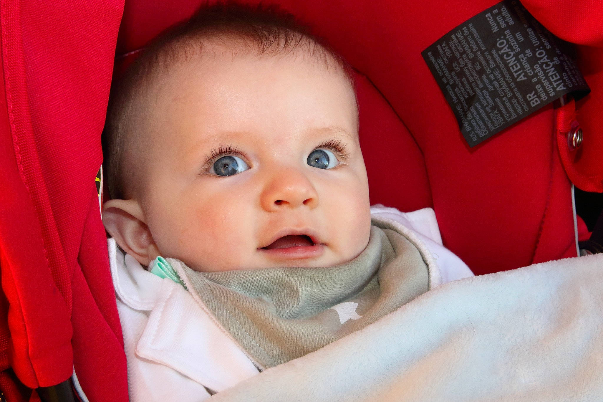 Antonin a rejoint le concours — aidez-le/la à gagner de superbes lots ! baby, baby_products, baby_toddler_clothing, cheek, child, close_up, comfort, eyebrow, fun, happy, iris, linens, lip, mouth, nose, person, pink, skin, sleeve, textile