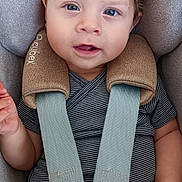 Eloan participe au concours pour gagner de l'argent avec cette photo : baby, child, car_seat, seat_belt, pacifier, blue_eyes, hair, clothing, striped_shirt, hand, face, infant, safety_harness, cute, portrait, indoor, seat, expression, comfort, young