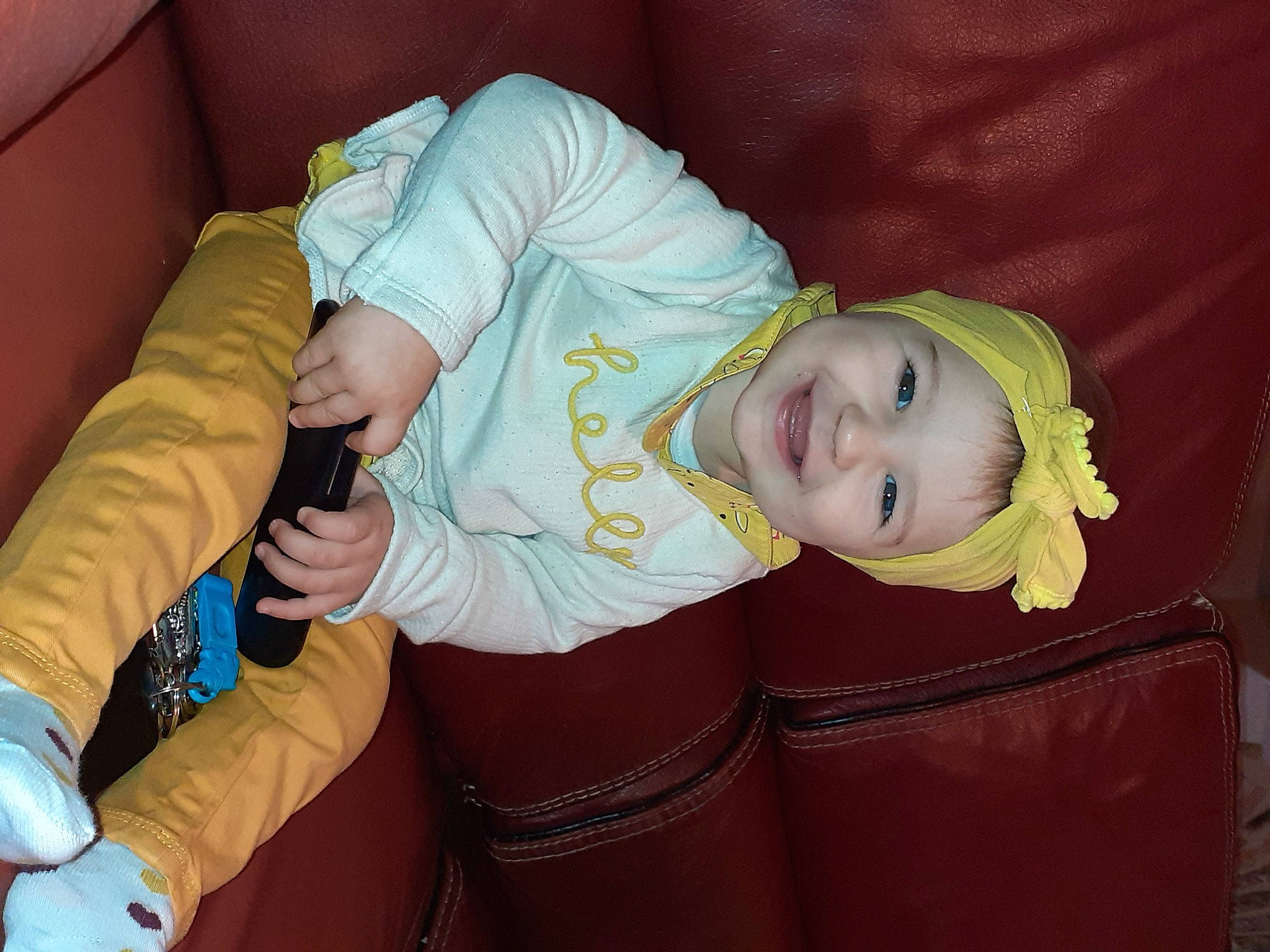 Nina a rejoint le concours — aidez-le/la à gagner de superbes lots ! arm, baby, baby_toddler_clothing, cheek, child, comfort, face, finger, fun, hairstyle, head, headgear, headwear, human_body, joy, mouth, person, sitting, skin, smile