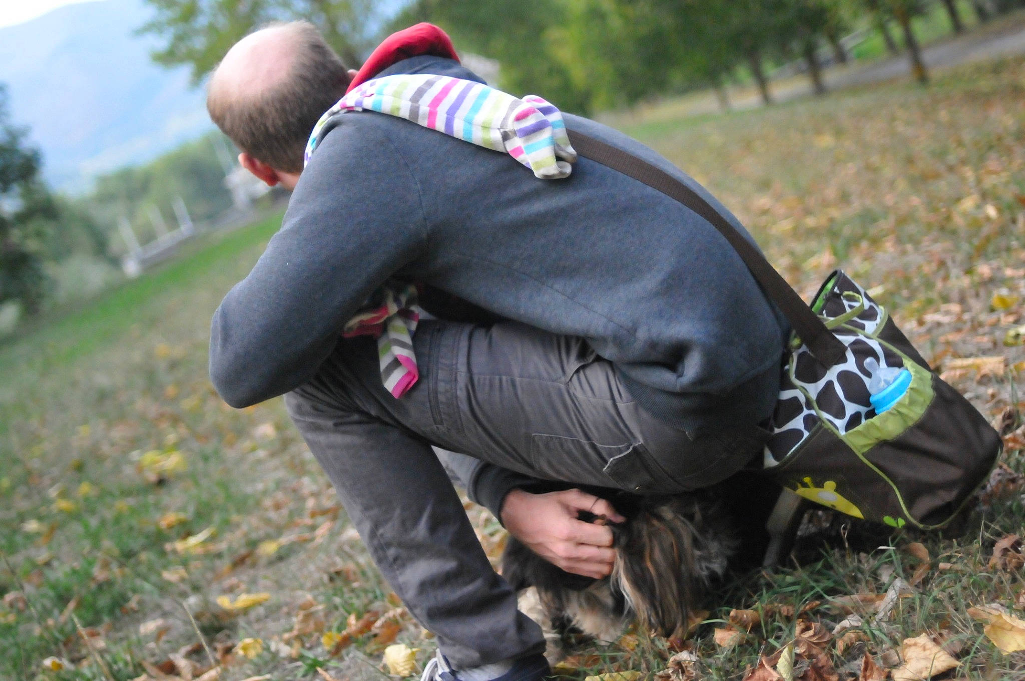 Patou participe au concours pour gagner de l'argent avec cette photo : adventure, child, forest, grass, grass_family, grassland, happy, hat, landscape, leisure, people_in_nature, personal_protective_equipment, recreation, sitting, sky, soil, suit, tree, trousers, wilderness