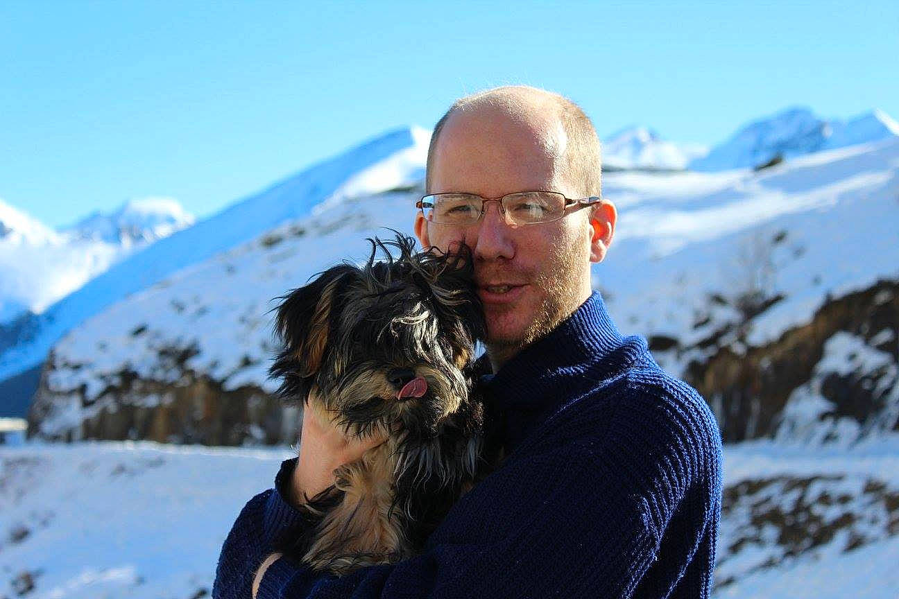 Patou a rejoint le concours — aidez-le/la à gagner de superbes lots ! beard, carnivore, companion_dog, dog, dog_breed, eyewear, facial_hair, freezing, glasses, ice_cap, leisure, mammal, mountain, outerwear, recreation, sky, slope, snow, travel, vision_care