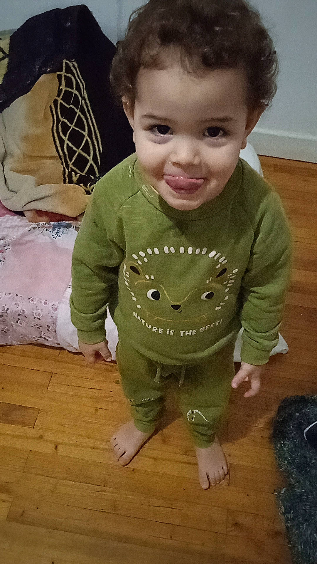 Islam a rejoint le concours — aidez-le/la à gagner de superbes lots ! baby, baby_products, baby_toddler_clothing, cheek, child, flooring, grass, happy, hardwood, iris, joy, linens, nightwear, pattern, person, sitting, skin, sleeve, smile, t_shirt