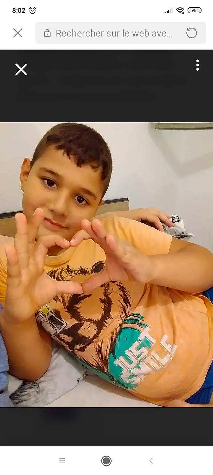 Ilyes participe au concours pour gagner de l'argent avec cette photo : arm, baby, chest, child, comfort_food, eating, elbow, eyelash, finger, food, happy, junk_food, mouth, nail, neck, person, sitting, sleeve, t_shirt, thumb