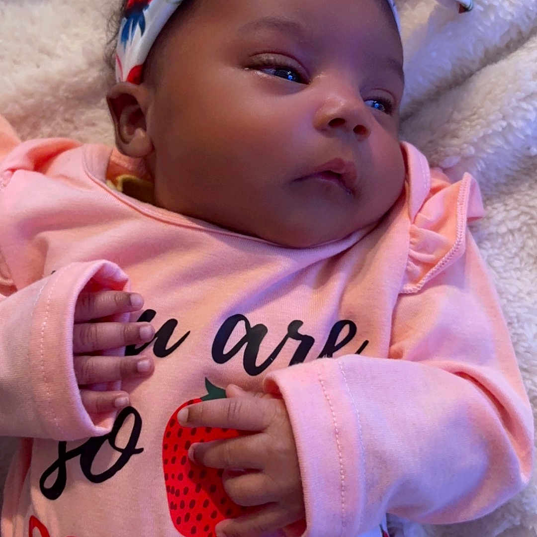 Azarri is registered to the contest to win money with this photo: accessories, baby, blanket, bodypart, bonnet, cap, clothing, couch, face, finger, hand, hat, head, newborn, person, photography, portrait, quilt, sitting, t_shirt