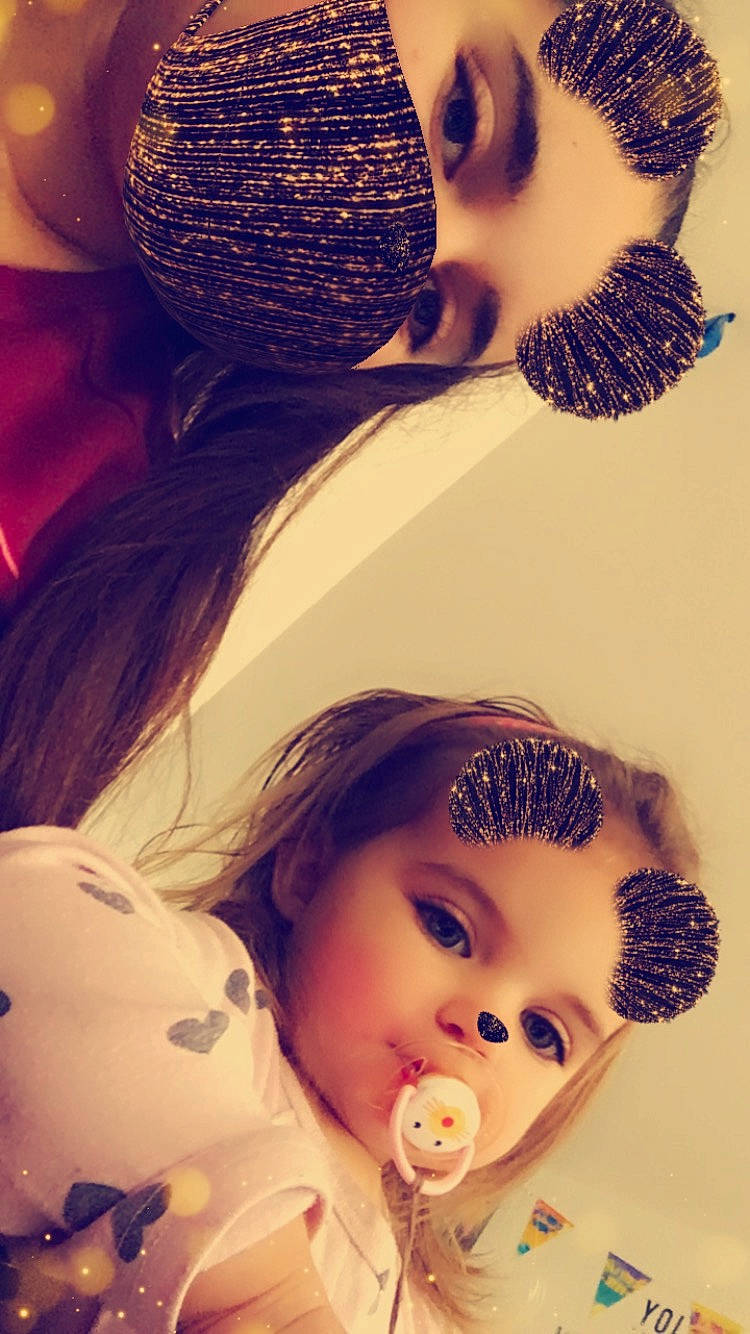 Layana participe au concours pour gagner de l'argent avec cette photo : beard, chin, ear, eye, eyebrow, eyelash, eyewear, hair, hairstyle, human, lip, microphone, mouth, neck, nose, organ, person, photograph, plant, skin