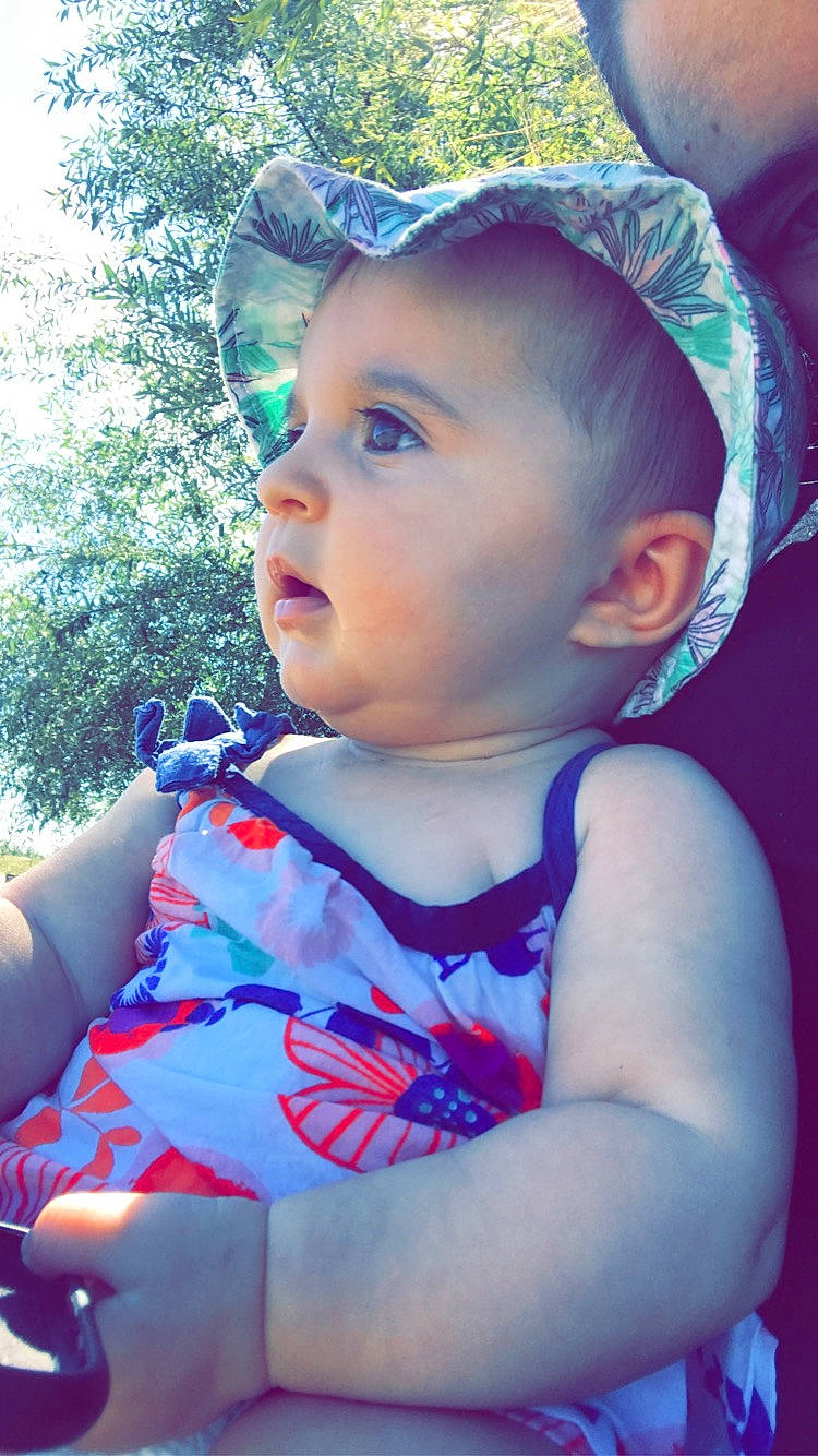 Maïssa a rejoint le concours — aidez-le/la à gagner de superbes lots ! baby, baby_toddler_clothing, blue, cap, cool, electric_blue, face, fun, grass, happy, hat, headgear, iris, lip, person, pink, plant, skin, sunlight, toddler