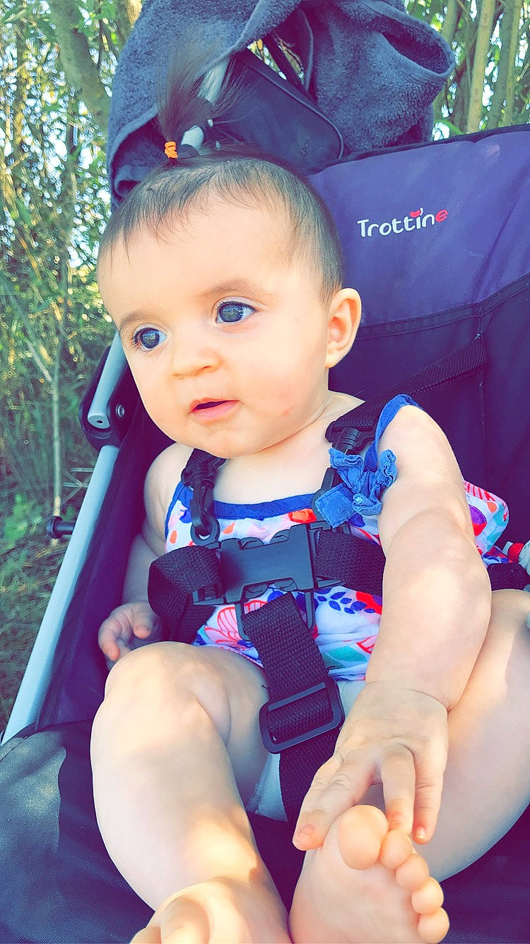 Maïssa a rejoint le concours — aidez-le/la à gagner de superbes lots ! baby, baby_toddler_clothing, blue, child, dress, electric_blue, eye, face, fun, grass, hand, happy, hat, pattern, person, photograph, plant, product, red, skin