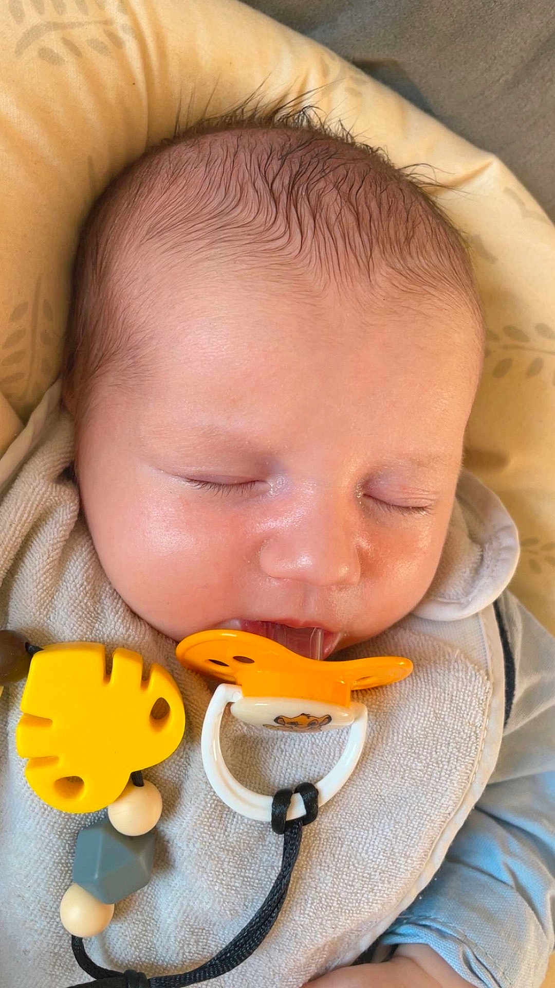 Kaylon participe au concours pour gagner de l'argent avec cette photo : baby, sleeping, pacifier, toy, yellow, face, closeup, infant, child, soft_skin, blanket, clothing, cushion, peaceful, resting, indoor, cute, newborn, head, wrapped