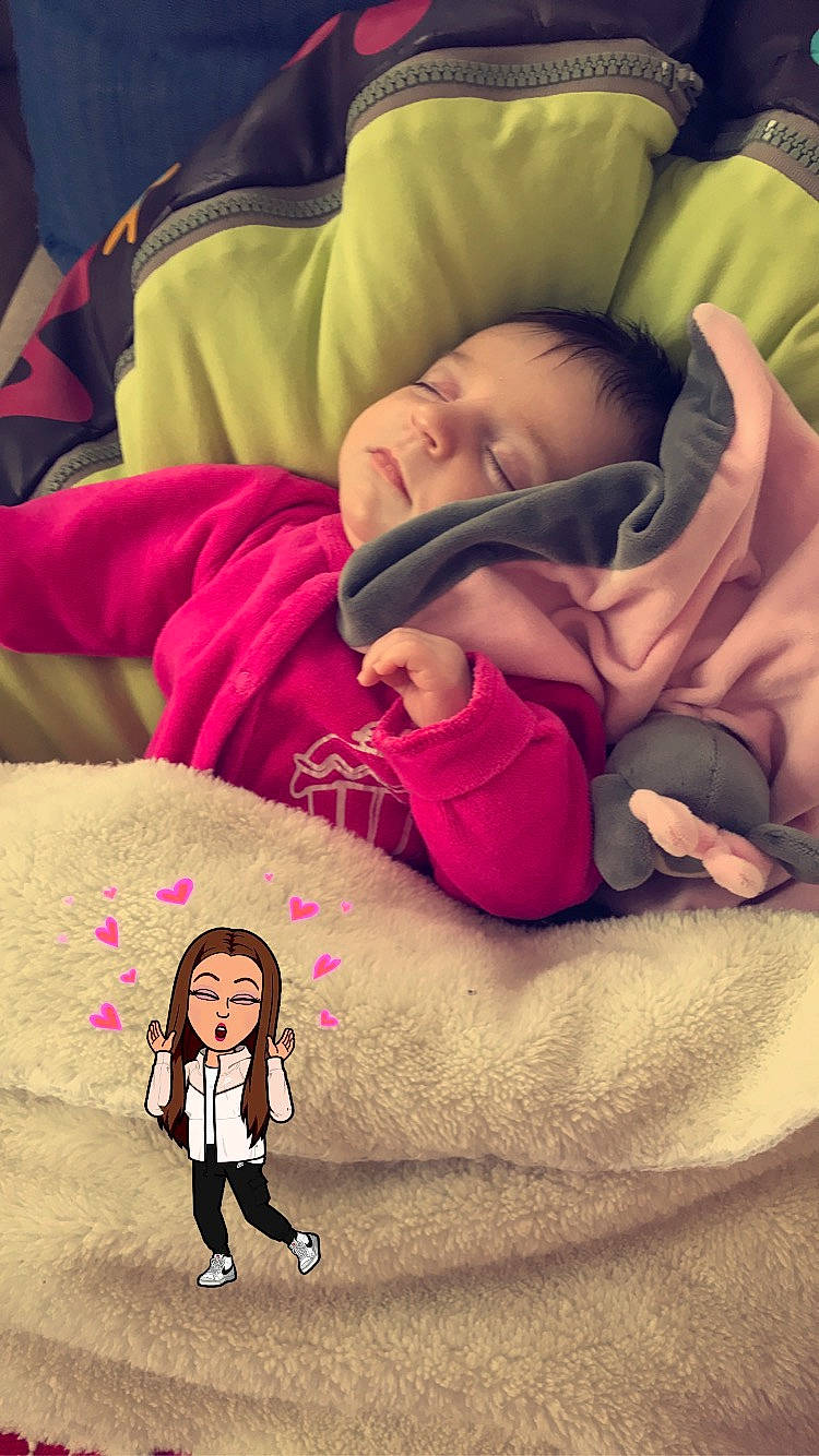 Maïssa a rejoint le concours — aidez-le/la à gagner de superbes lots ! baby, cheek, comfort, cool, face, facial_expression, happy, head, human, interaction, mammal, mouth, organ, people, person, pink, product, skin, toddler, vertebrate