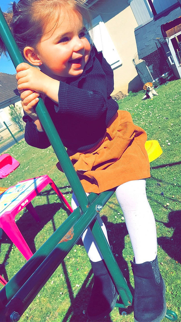 Layana a rejoint le concours — aidez-le/la à gagner de superbes lots ! baby, baby_toddler_clothing, child, city, fun, grass, happy, leisure, magenta, outdoor_play_equipment, people_in_nature, person, photograph, plant, recreation, sitting, smile, snapshot, swing, thigh