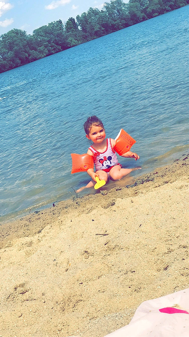 Layana participe au concours pour gagner de l'argent avec cette photo : beach, coastal_and_oceanic_landforms, ecoregion, fun, holiday, horizon, joy, lake, landscape, leisure, outdoor_furniture, people_in_nature, people_on_beach, person, recreation, sand, shore, sitting, toddler, travel