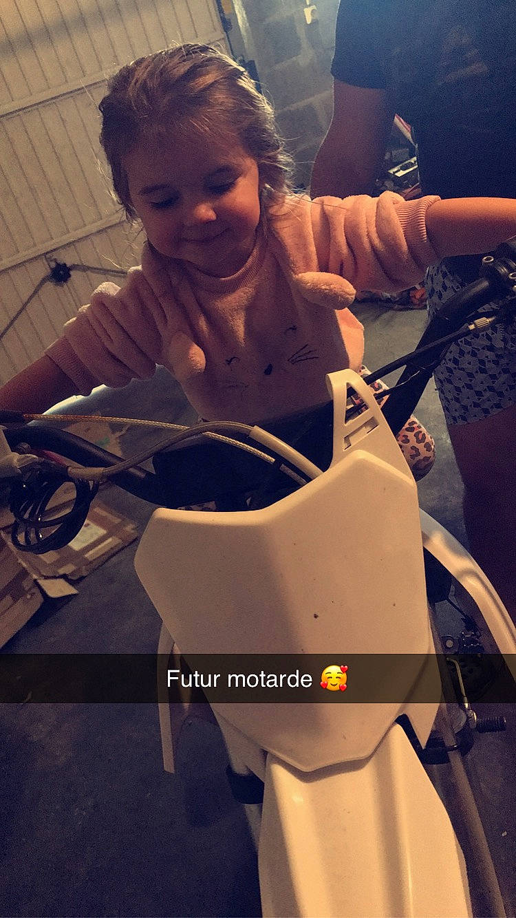 Layana participe au concours pour gagner de l'argent avec cette photo : automotive_design, baby_carriage, baby_products, blond, child, dress, eye, eyewear, face, flash_photography, fun, happy, head, human_body, human_leg, joy, musician, person, personal_protective_equipment, sitting