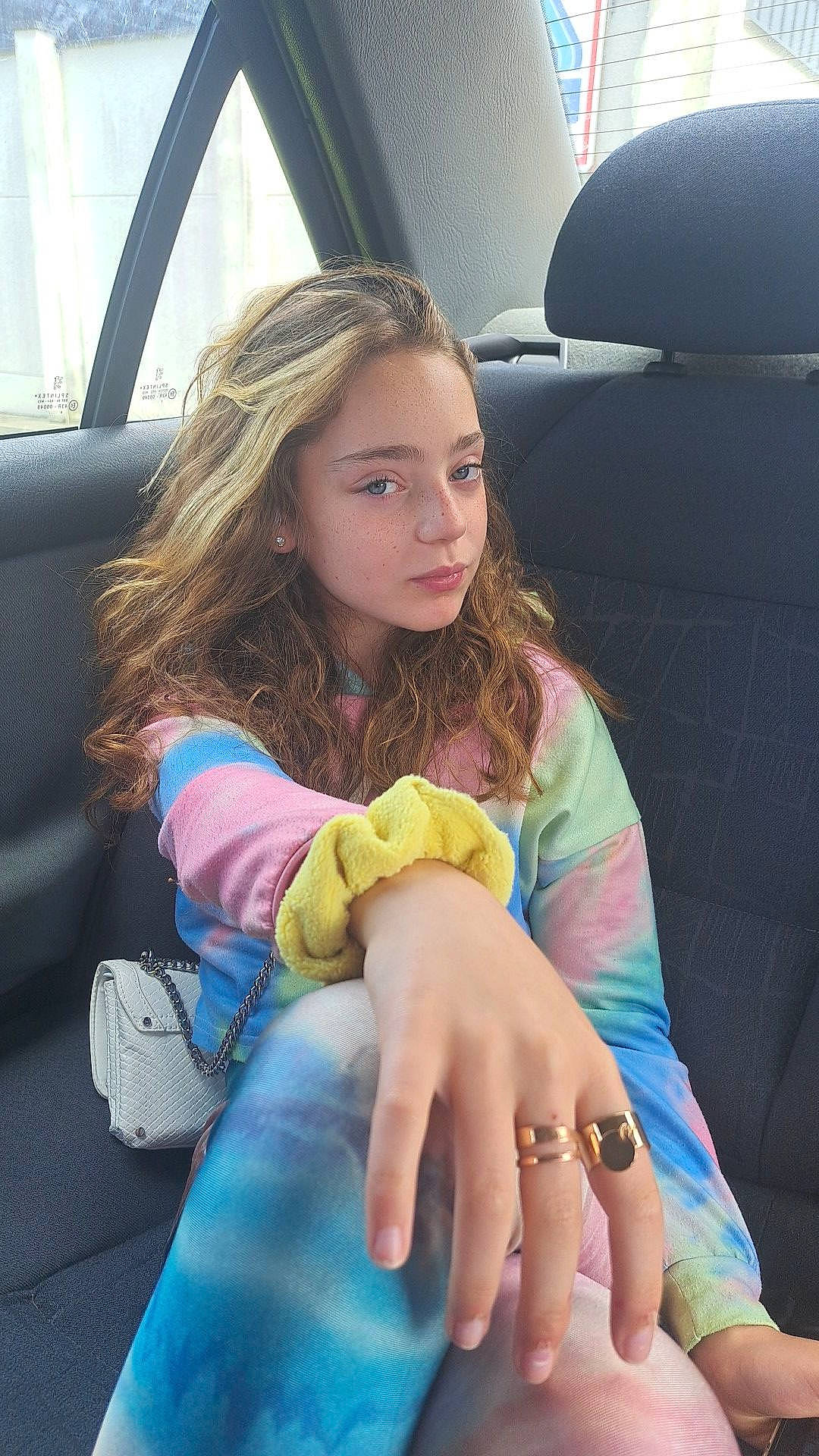 Hortense a rejoint le concours — aidez-le/la à gagner de superbes lots ! auto_part, automotive_design, automotive_exterior, car_seat, cool, electric_blue, finger, gesture, hand, happy, leisure, long_hair, morning, motor_vehicle, nail, person, skin, thumb, travel, vehicle_door