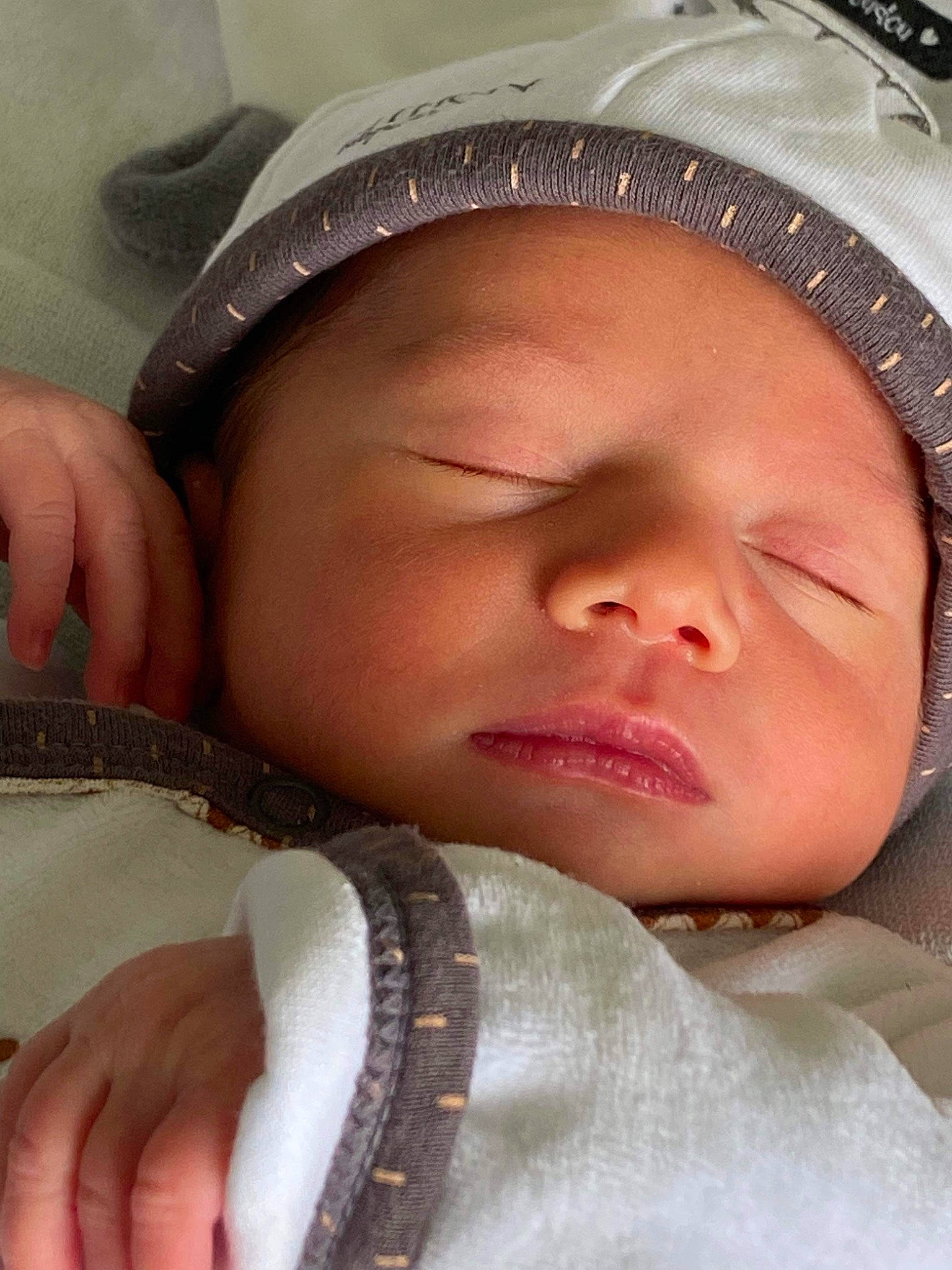 Meylan a rejoint le concours — aidez-le/la à gagner de superbes lots ! baby, baby_sleeping, cheek, chin, comfort, ear, eye, eyebrow, eyelash, facial_expression, finger, forehead, gesture, headgear, iris, lip, mouth, nose, person, skin