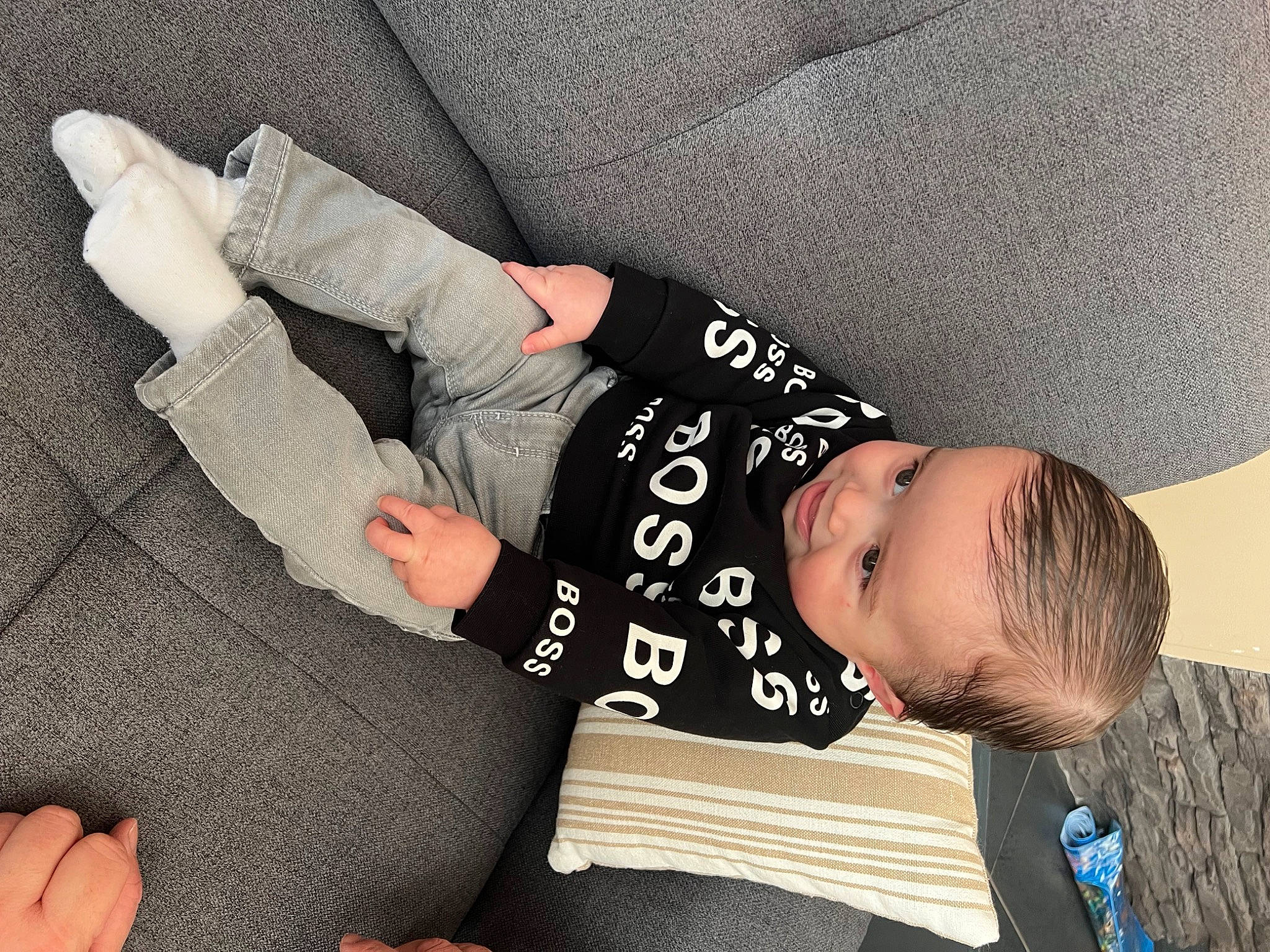 Meylan a rejoint le concours — aidez-le/la à gagner de superbes lots ! arm, baby, baby_toddler_clothing, child, comfort, elbow, finger, gesture, hand, human_body, joint, knee, leg, person, sleeve, sock, t_shirt, thigh, thumb, toddler