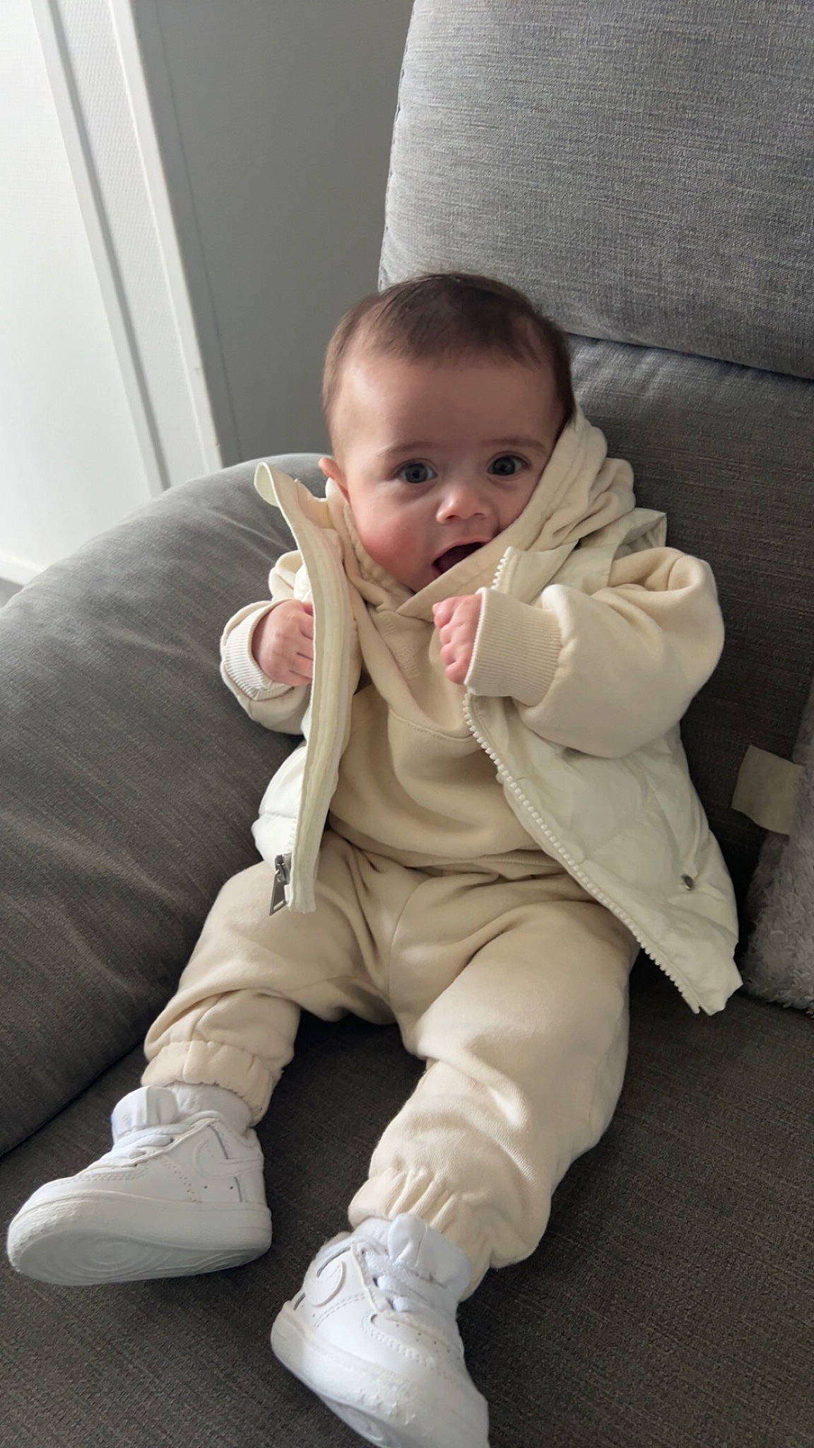 Meylan a rejoint le concours — aidez-le/la à gagner de superbes lots ! baby, baby_toddler_clothing, cheek, child, comfort, finger, floor, flooring, foot, gesture, hand, happy, head, outerwear, person, sitting, skin, sleeve, smile, thumb