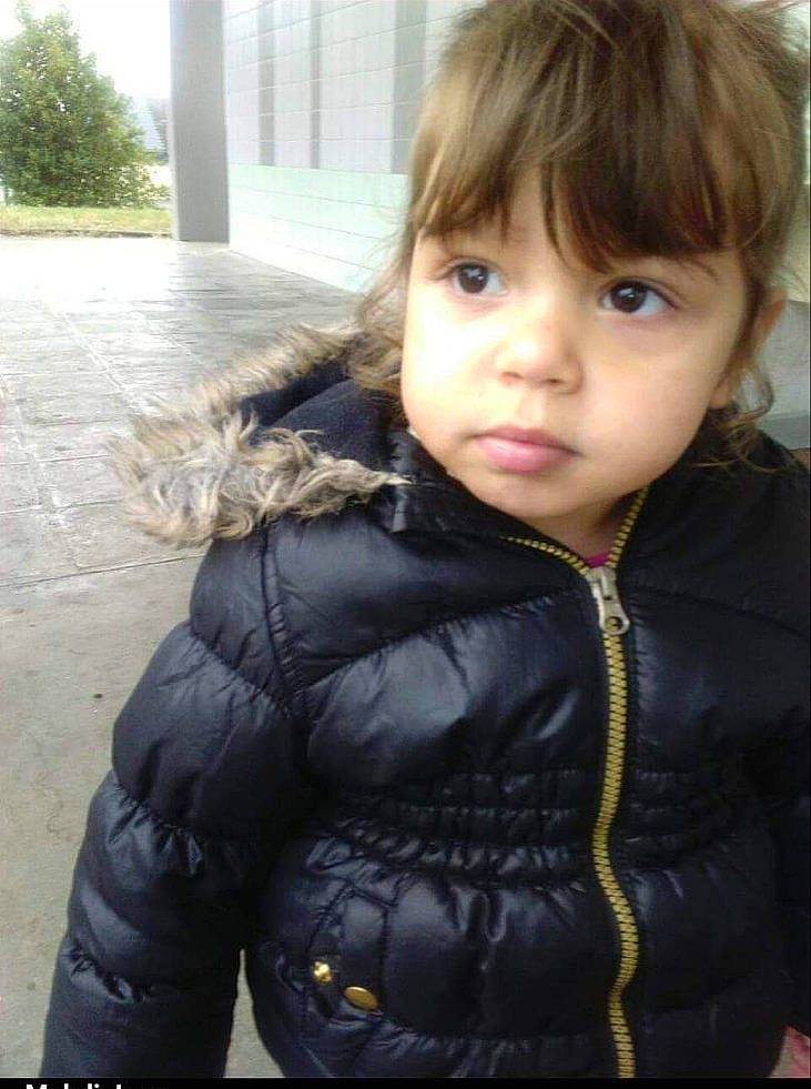 Lina participe au concours pour gagner de l'argent avec cette photo : bangs, cheek, child, eyelash, fun, fur, fur_clothing, jacket, leather, leather_jacket, nose, outerwear, person, portrait, portrait_photography, sitting, sleeve, toddler, top, tree