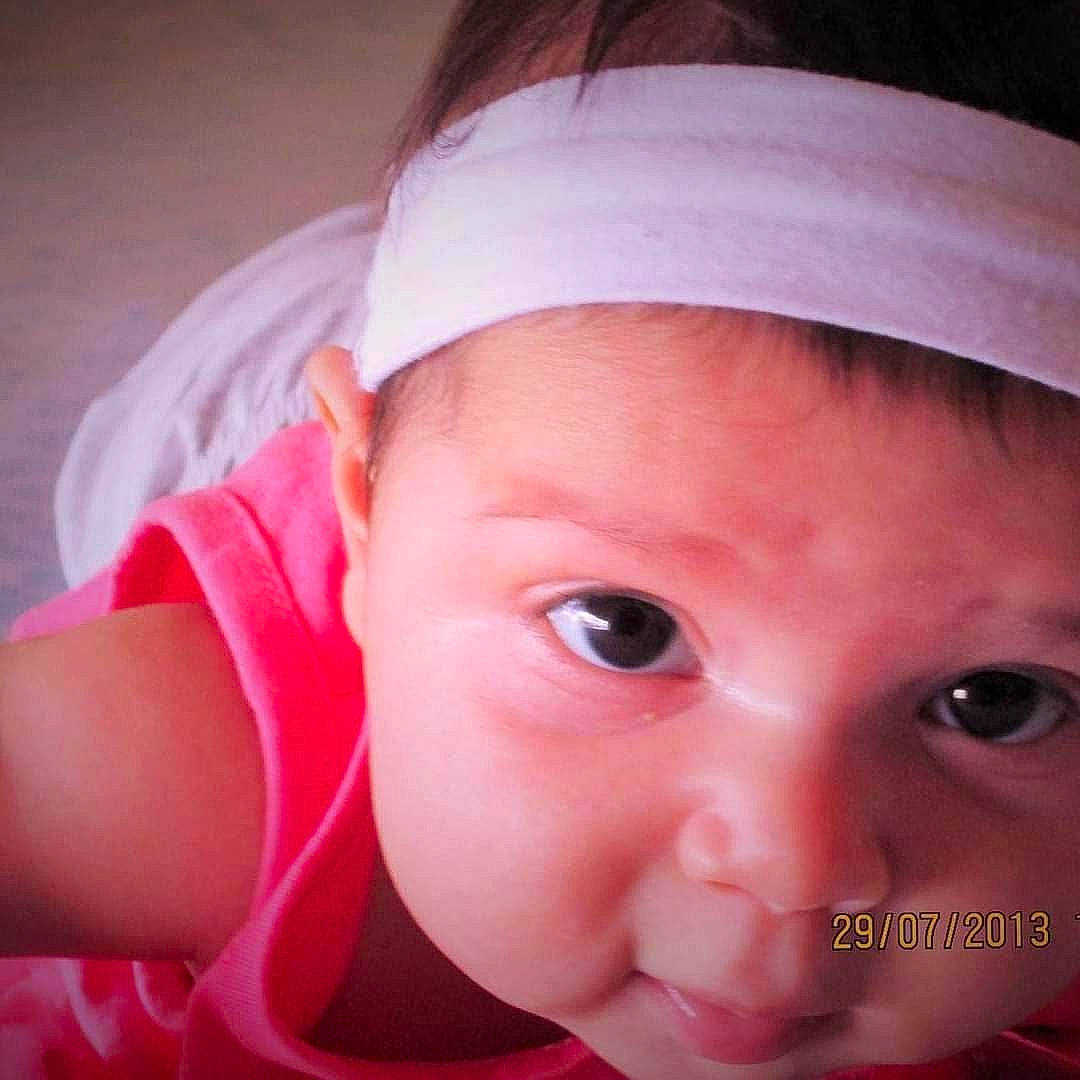 Lina a rejoint le concours — aidez-le/la à gagner de superbes lots ! baby, baby_products, baby_toddler_clothing, cap, cheek, child, eyebrow, eyelash, face, fashion_accessory, happy, headgear, lip, magenta, mouth, nose, person, pink, skin, smile