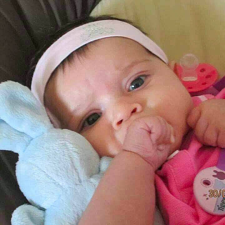 Lina a rejoint le concours — aidez-le/la à gagner de superbes lots ! baby, baby_sleeping, baby_toddler_clothing, cheek, chin, comfort, ear, eye, eyebrow, face, gesture, head, iris, lip, mouth, nose, person, pink, product, skin