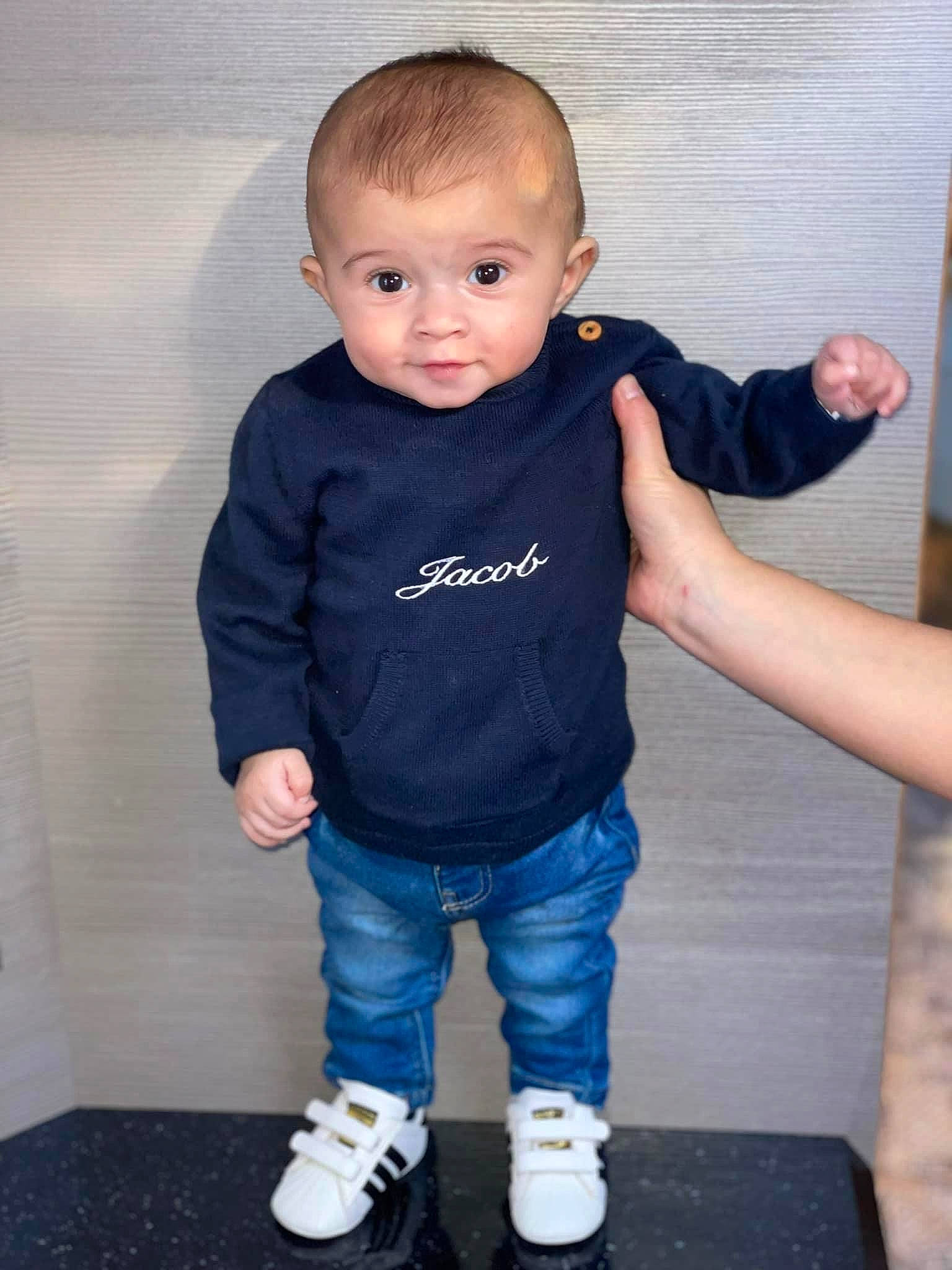 Jacob a rejoint le concours — aidez-le/la à gagner de superbes lots ! baby, baby_toddler_clothing, cheek, child, denim, elbow, electric_blue, gesture, hair, happy, human_body, iris, jeans, joint, neck, person, shoulder, sleeve, t_shirt, toddler