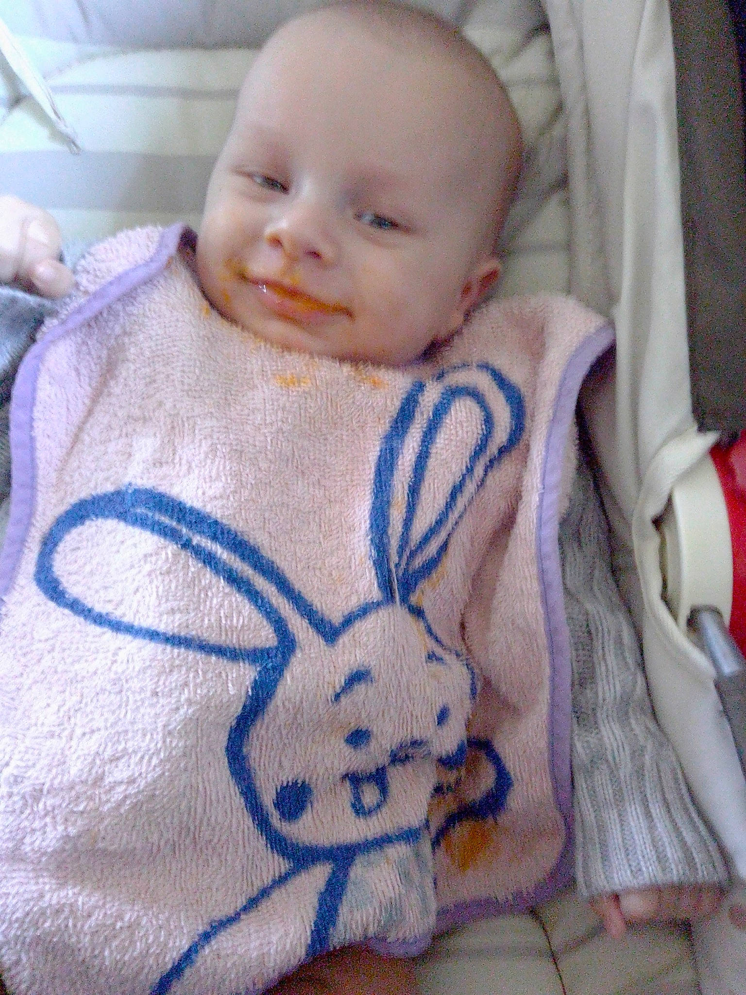 Ylan a rejoint le concours — aidez-le/la à gagner de superbes lots ! baby_products, blanket, blue, cheek, child, girl, head, infant, knitting, material, nose, person, product, skin, smile, textile, toddler, wool