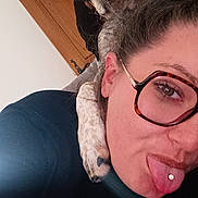 Arès participe au concours pour gagner de l'argent avec cette photo : black_clothing, brown_eyes, casual, closeup, curious, cute, dog, face, glasses, human, indoor, paw, person, pet, playful, resting, shoulder, tongue, tongue_piercing, wooden_door