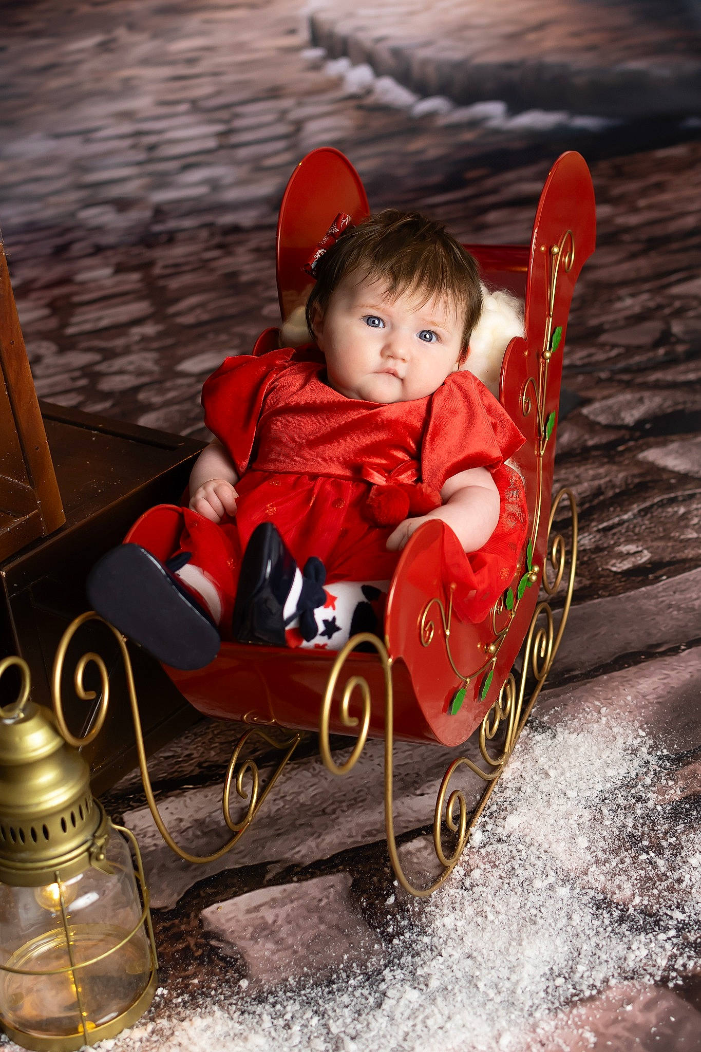 Elena a rejoint le concours — aidez-le/la à gagner de superbes lots ! baby, baby_toddler_clothing, child, comfort, flash_photography, fun, grass, happy, hoodie, leisure, people_in_nature, person, personal_protective_equipment, play, portrait_photography, recreation, sitting, toddler, winter, wood