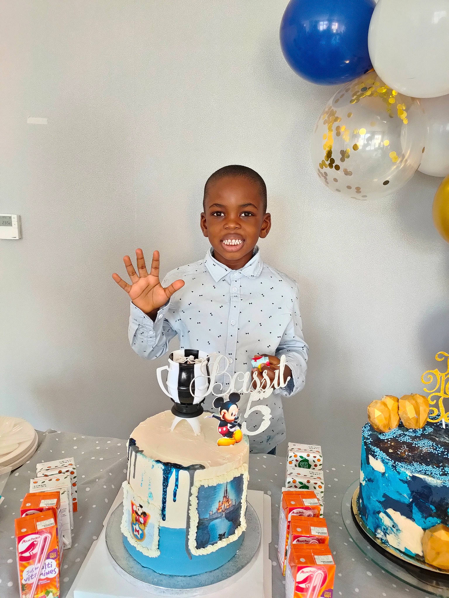 Basit a rejoint le concours — aidez-le/la à gagner de superbes lots ! baked_goods, balloon, birthday, birthday_cake, birthday_party, blue, buttercream, cake, cake_decorating, cake_decorating_supply, event, food, happy, icing, joy, party_supply, person, smile, sugar_cake, sugar_paste