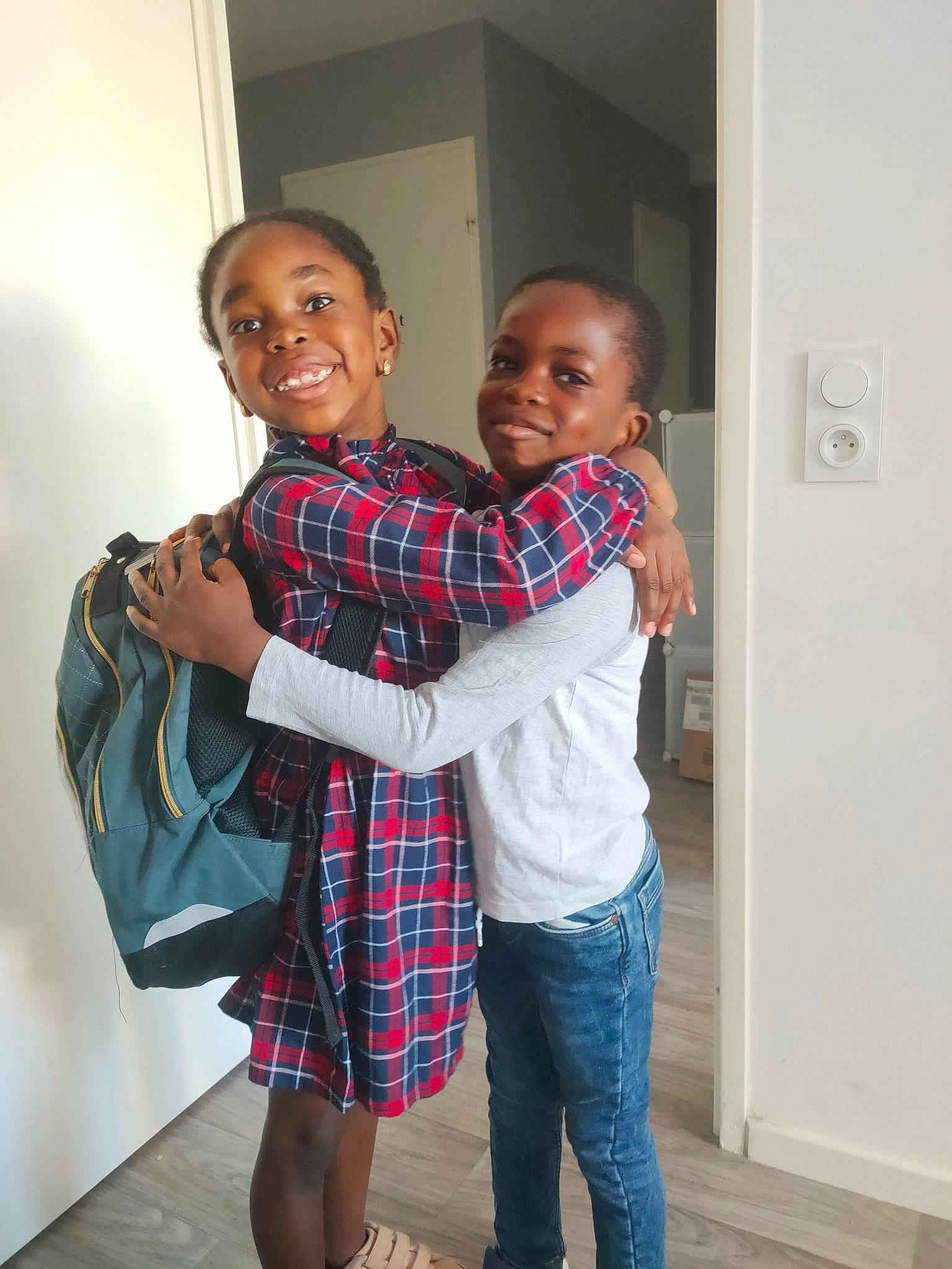 Basit participe au concours pour gagner de l'argent avec cette photo : belt, child, door, event, facial_expression, fashion, fashion_design, fun, gesture, happy, joint, joy, pattern, person, plaid, room, shoulder, sleeve, smile, standing