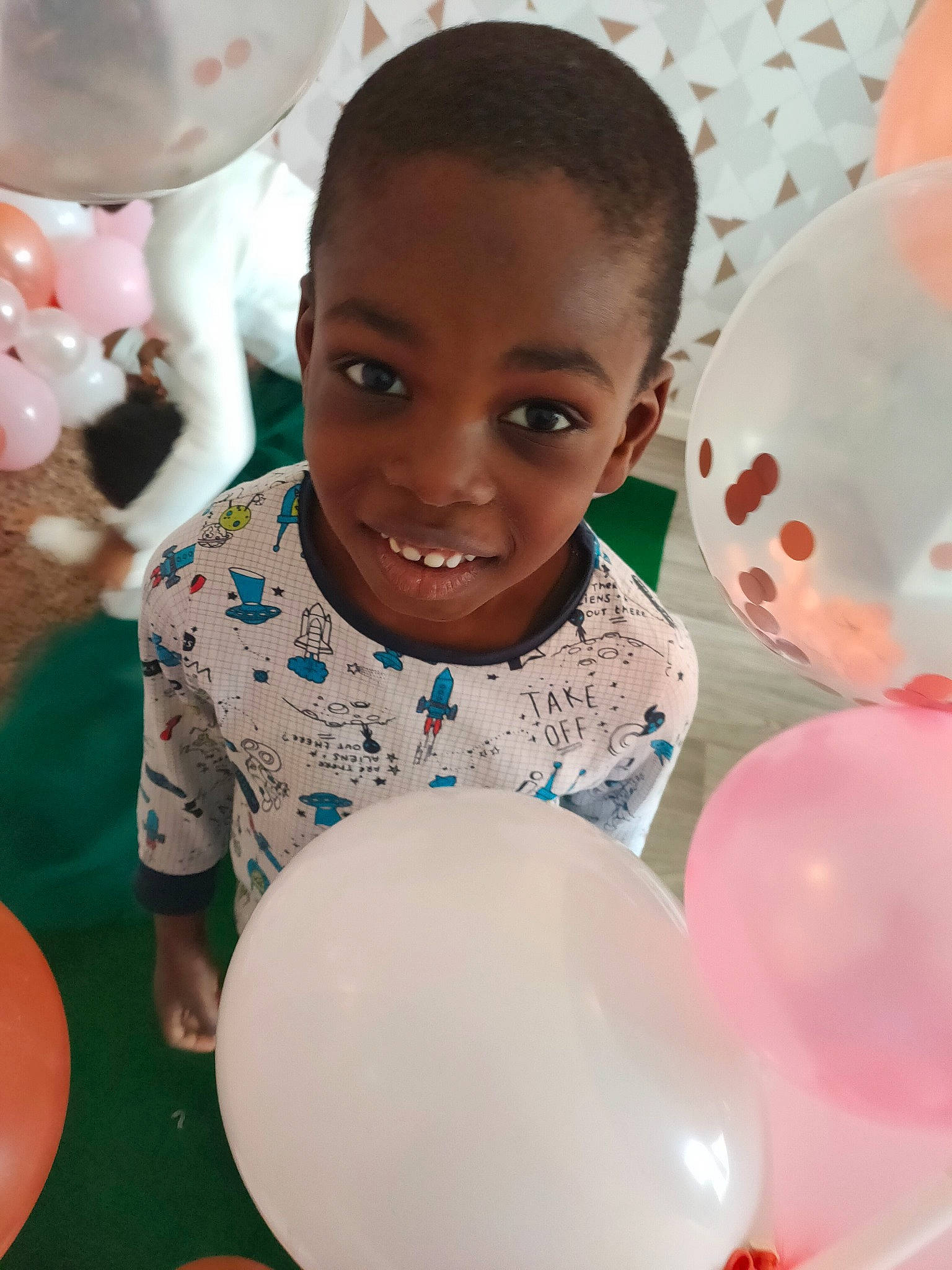 Basit participe au concours pour gagner de l'argent avec cette photo : balloon, beauty, birthday, child, circle, dress, event, fun, hairstyle, happy, head, joy, organ, party_supply, people, person, photograph, pink, smile, sweetness