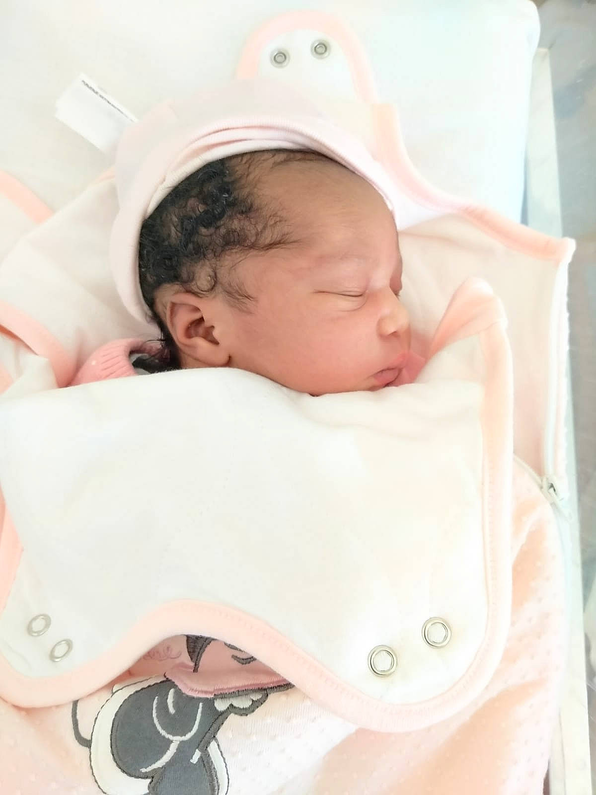 Zahra a rejoint le concours — aidez-le/la à gagner de superbes lots ! baby, baby_products, baby_safety, baby_sleeping, baby_toddler_clothing, carmine, cheek, child, chin, comfort, face, hat, head, linens, pattern, person, pink, skin, sleeve, textile