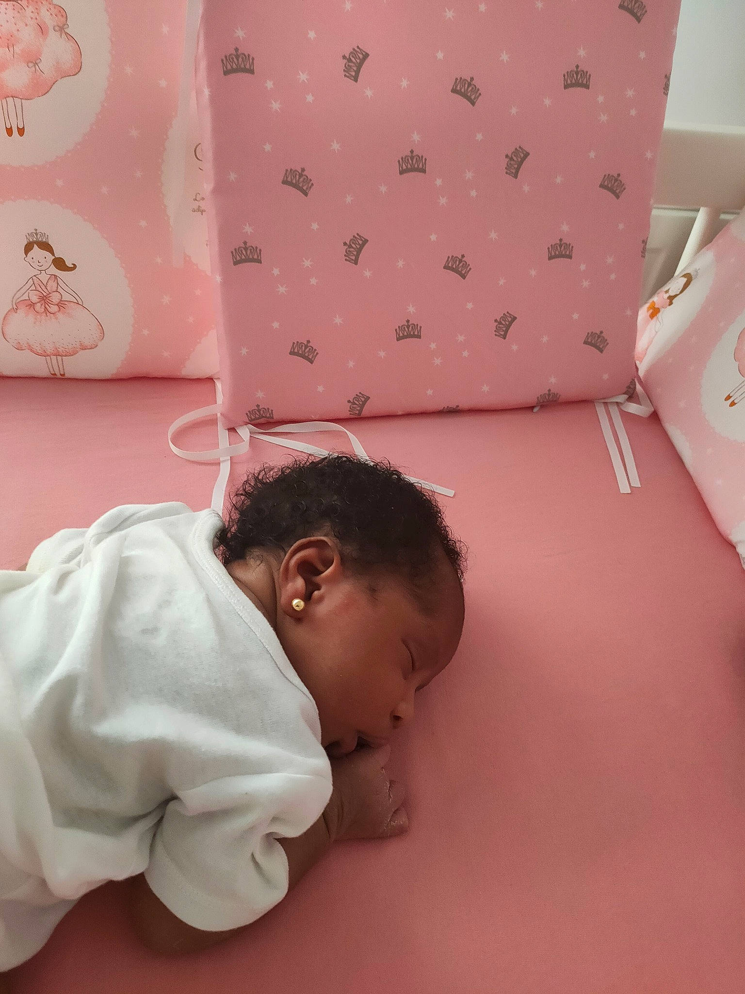 Zahra a rejoint le concours — aidez-le/la à gagner de superbes lots ! baby, baby_products, baby_safety, baby_sleeping, baby_toddler_clothing, bed, bed_sheet, bedding, bedroom, child, comfort, furniture, happy, infant_bed, linens, pattern, person, pillow, pink, rectangle