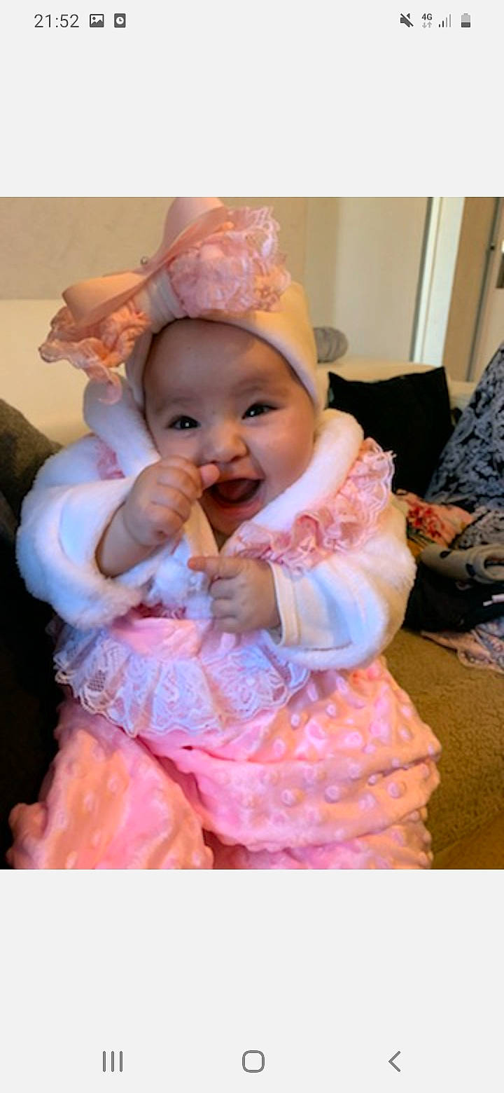 Esma participe au concours pour gagner de l'argent avec cette photo : baby, baby_toddler_clothing, beauty, cheek, child, event, eye, fashion_accessory, fun, fur, gesture, happy, headband, headwear, iris, magenta, peach, person, pink, purple