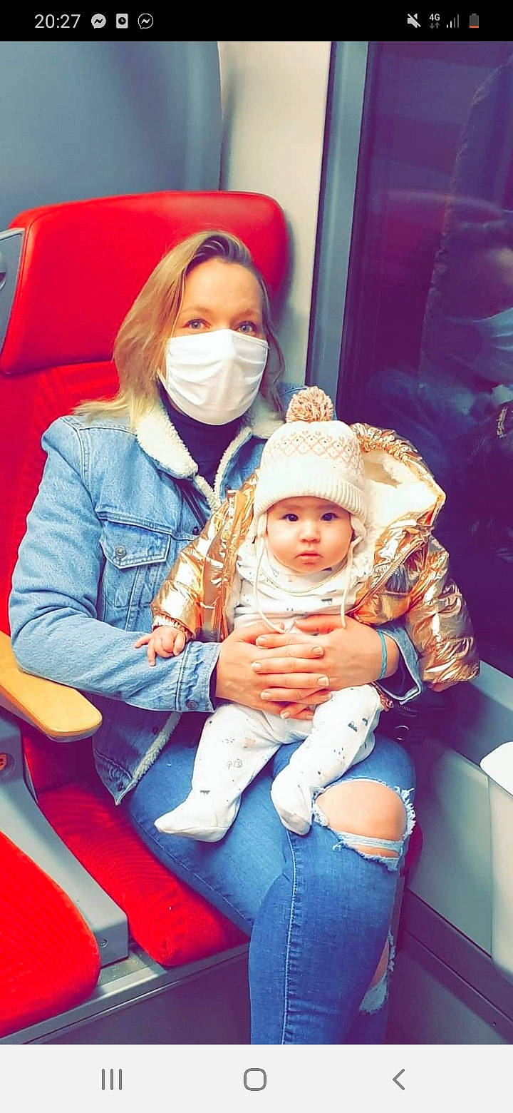 Esma participe au concours pour gagner de l'argent avec cette photo : baby, baby_toddler_clothing, cap, child, comfort, event, fun, happy, hat, headwear, interaction, jeans, lap, leisure, mouth, person, red, sitting, skin, toddler