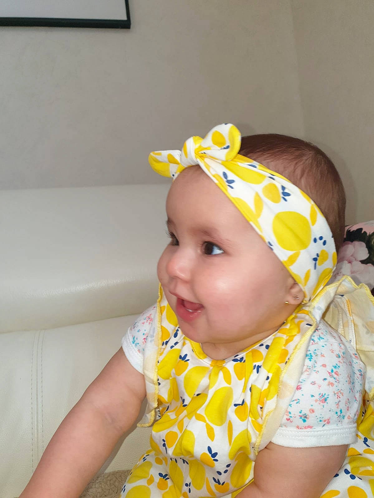 Esma participe au concours pour gagner de l'argent avec cette photo : baby, baby_products, baby_toddler_clothing, cap, cheek, child, facial_expression, fashion_accessory, fun, hair_accessory, happy, hat, headgear, headwear, pattern, person, room, skin, sleeve, smile