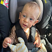 Gabin a rejoint le concours — aidez-le/la à gagner de superbes lots ! toddler, child, car_seat, plush_toy, blue_eyes, seatbelt, clothing, striped, soft_toy, cute, baby, indoors, child_safety, portrait, young_child, car_interior, seat, sunlight, cute_expression, hand