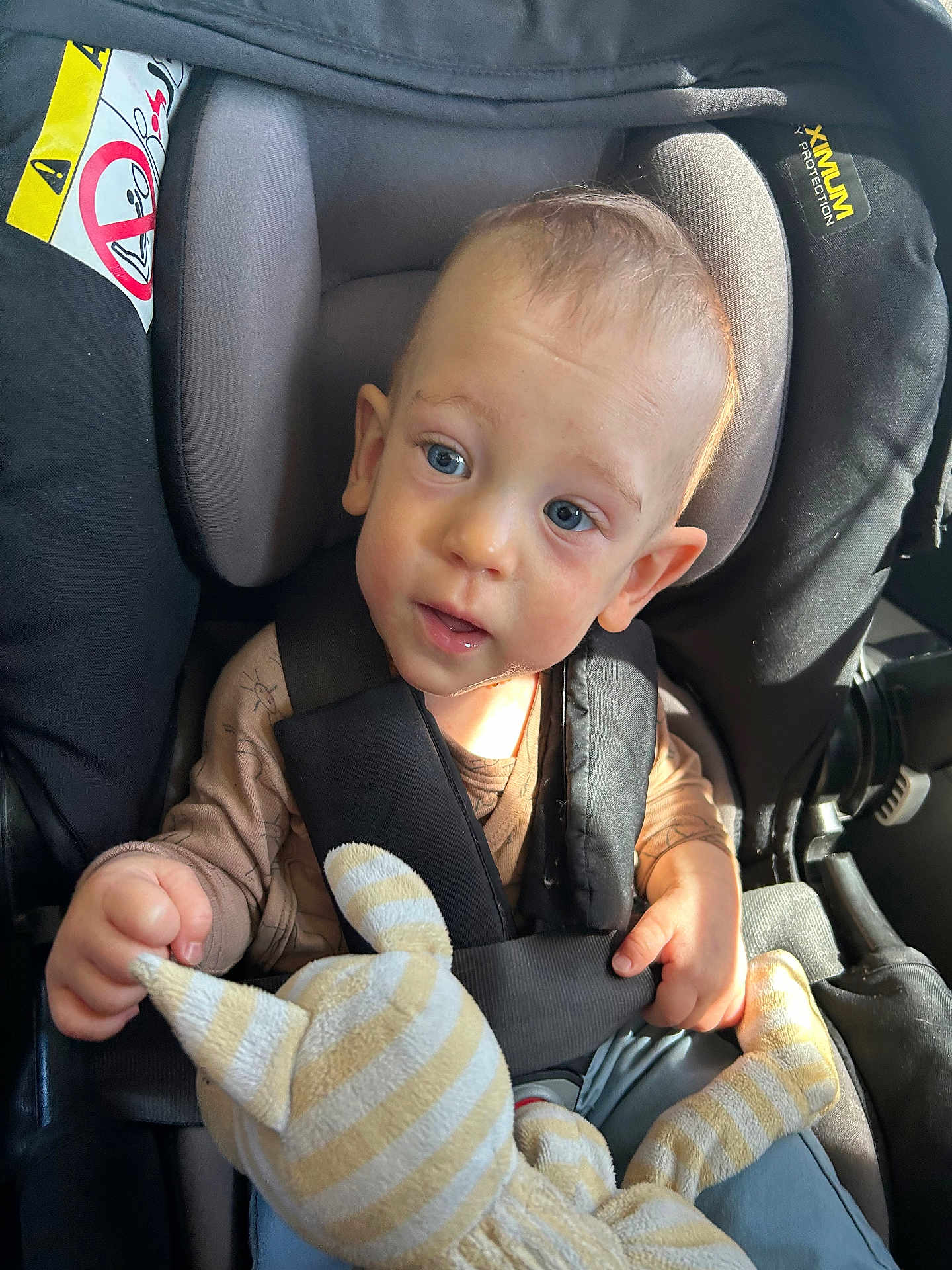 Gabin a rejoint le concours — aidez-le/la à gagner de superbes lots ! toddler, child, car_seat, plush_toy, blue_eyes, seatbelt, clothing, striped, soft_toy, cute, baby, indoors, child_safety, portrait, young_child, car_interior, seat, sunlight, cute_expression, hand