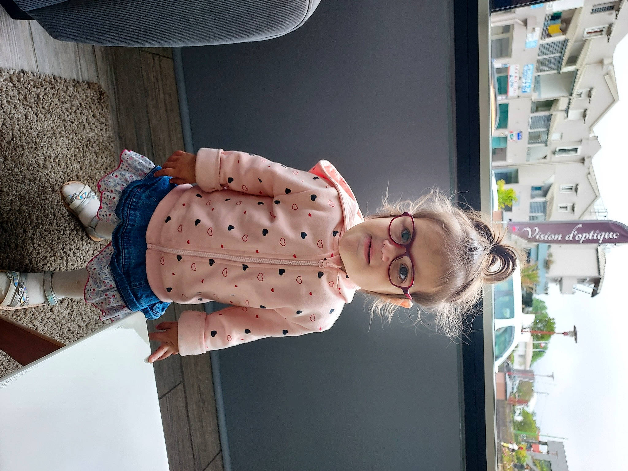 Alizée a rejoint le concours — aidez-le/la à gagner de superbes lots ! child, comfort, display_device, elbow, eyewear, fun, knee, machine, person, product, room, shelf, shelving, sky