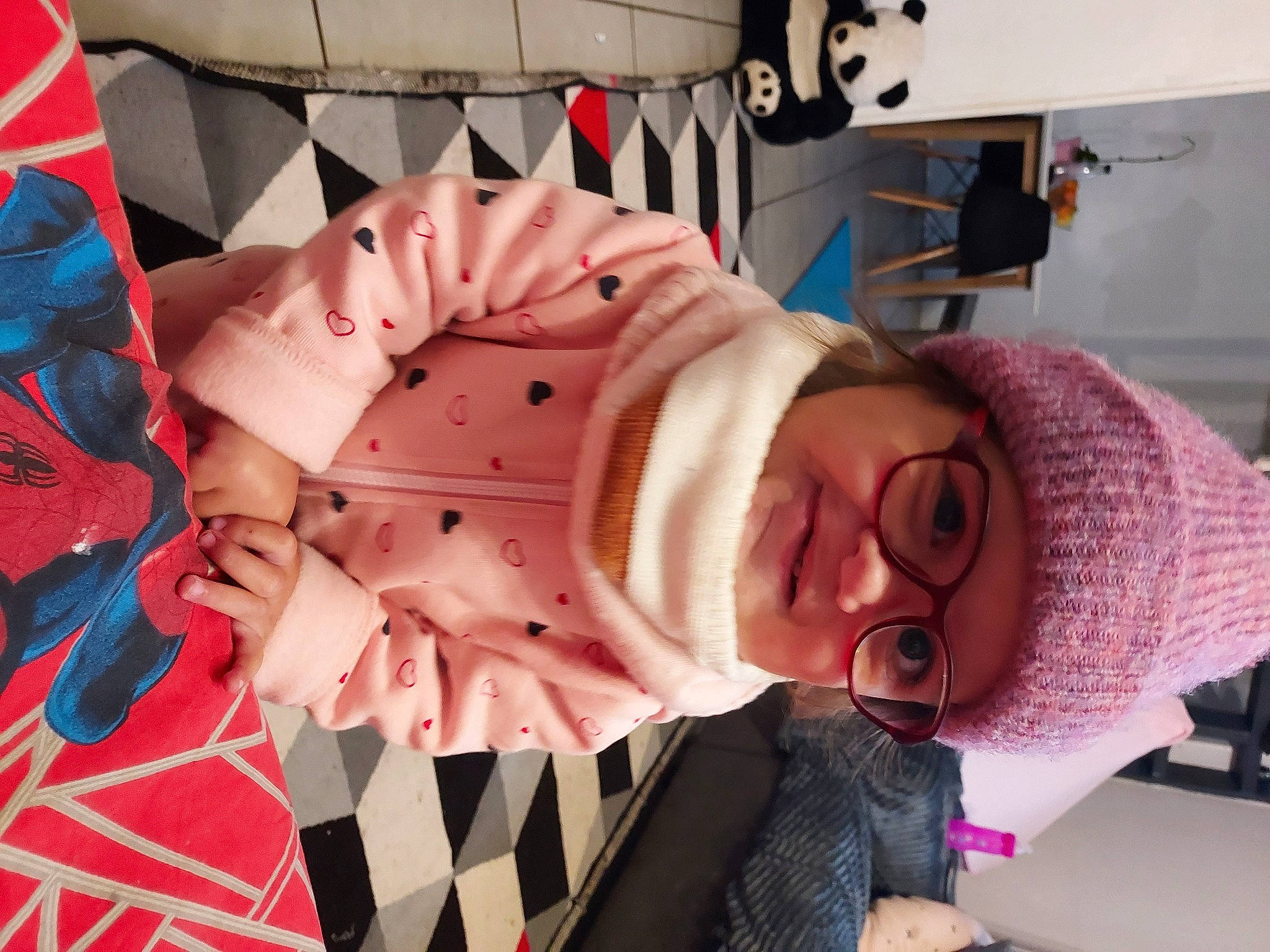 Alizée a rejoint le concours — aidez-le/la à gagner de superbes lots ! carmine, child, costume, eyelash, eyewear, fashion_accessory, flesh, fun, headgear, headwear, mouth, paper, pattern, peach, person, personal_protective_equipment, pink, room, selfie, smile