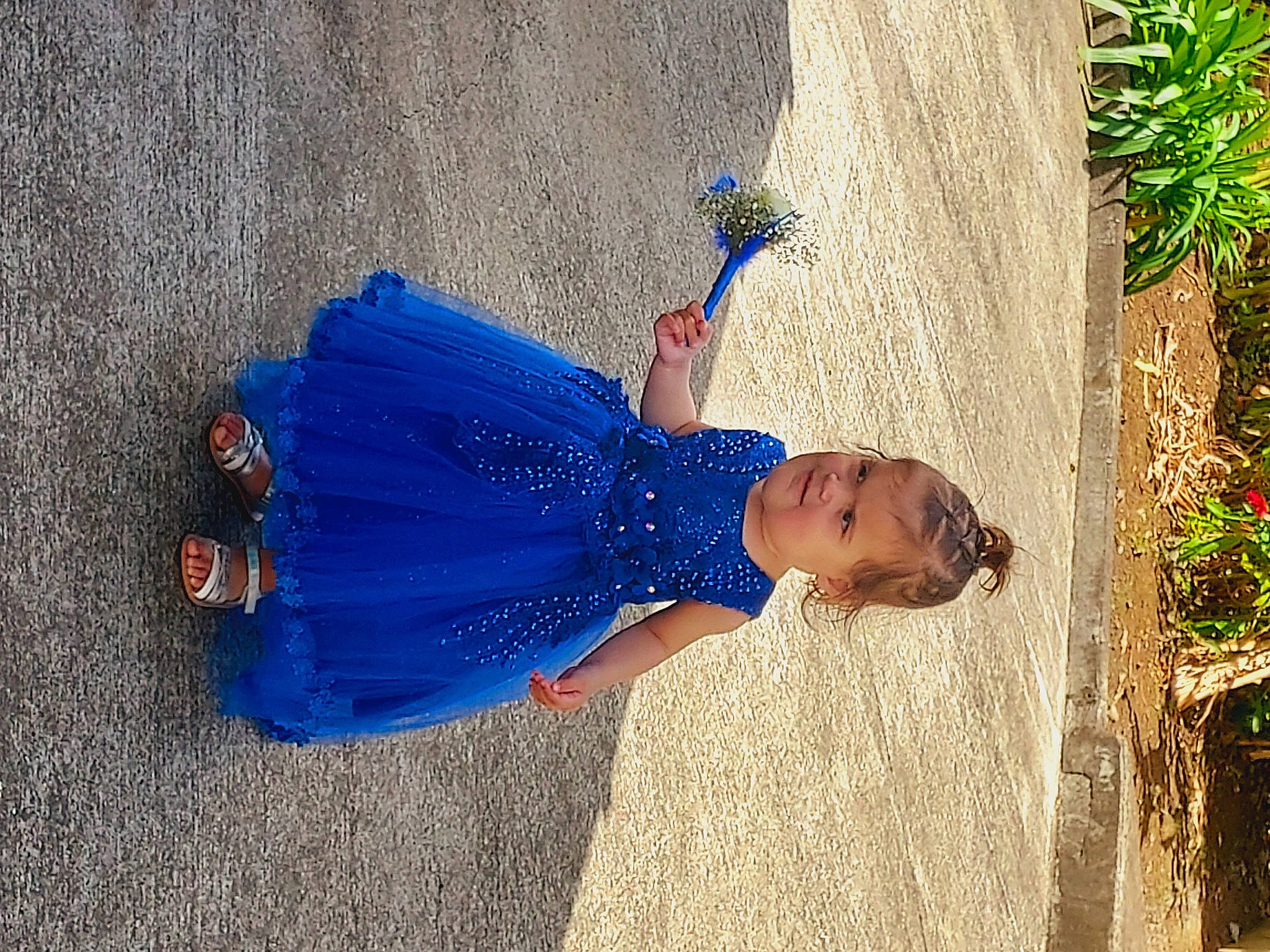 Alizée a rejoint le concours — aidez-le/la à gagner de superbes lots ! azure, day_dress, denim, dress, electric_blue, fashion_design, fun, grass, happy, human_leg, leisure, one_piece_garment, pattern, people_in_nature, person, shadow, soil, tradition, tree, waist