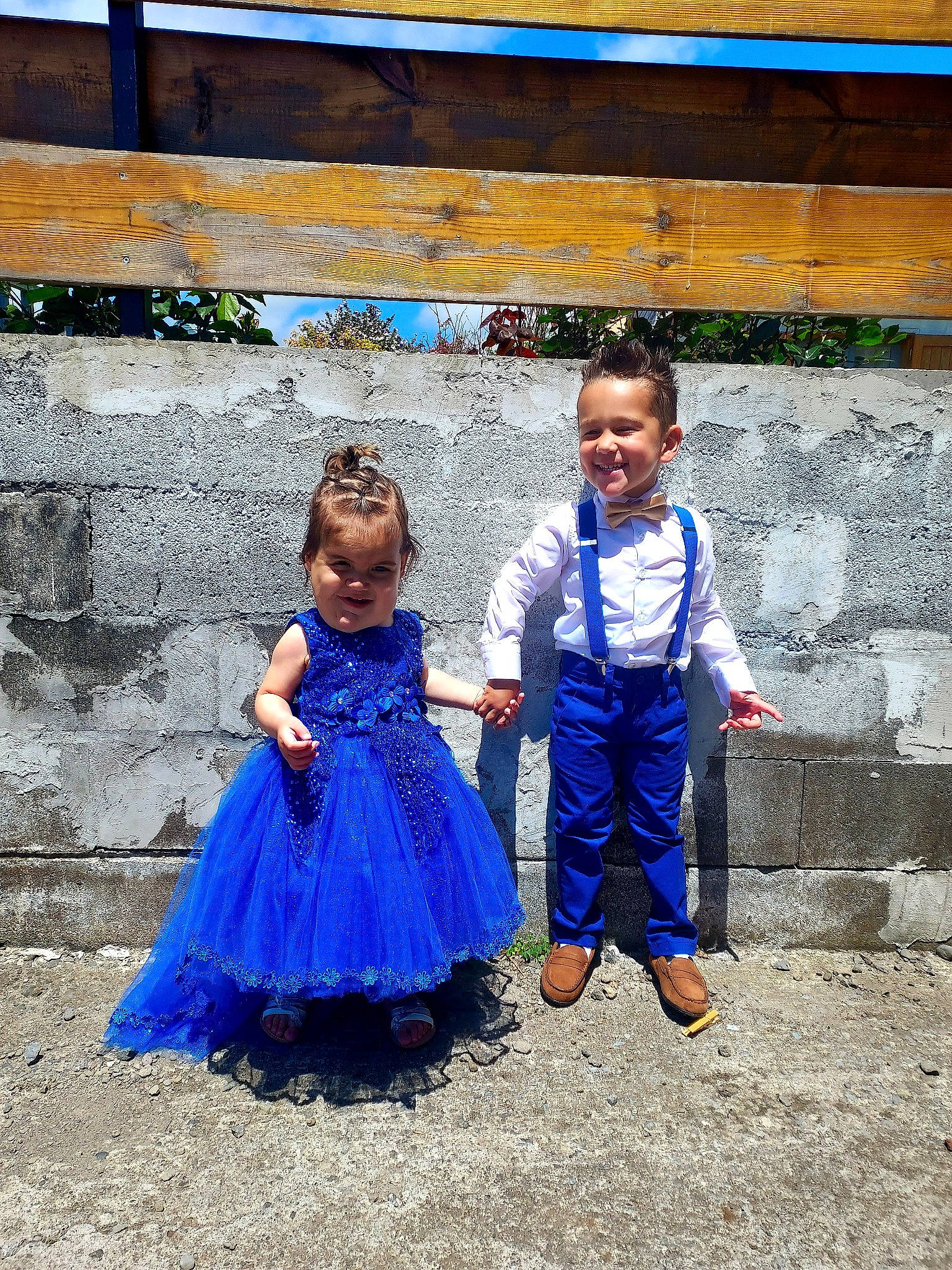 Eyden participe au concours pour gagner de l'argent avec cette photo : child, costume, dress, electric_blue, event, fun, grass, happy, joy, leisure, people_in_nature, person, recreation, smile, spring, standing, toddler, tradition, vacation, village