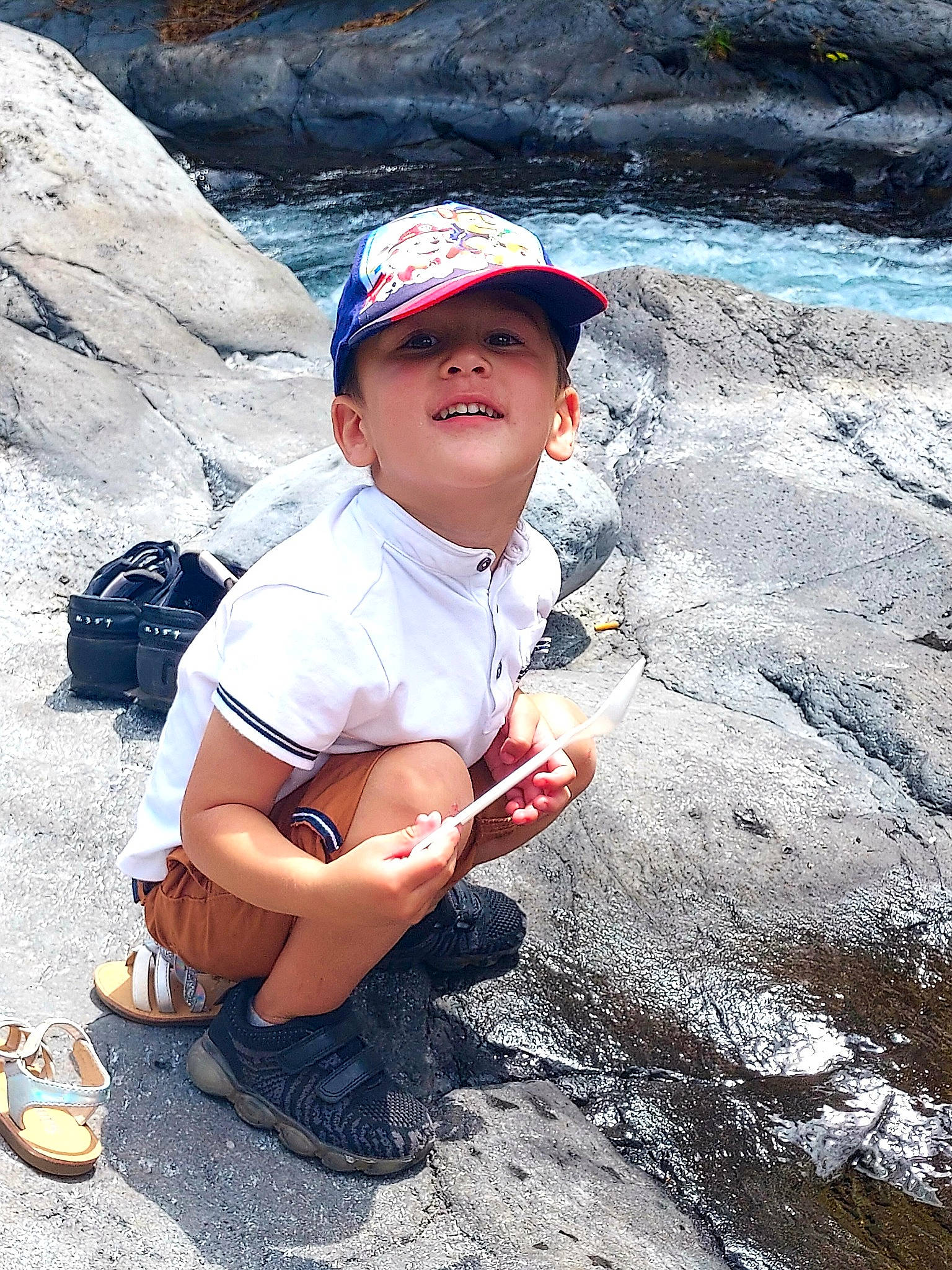 Eyden a rejoint le concours — aidez-le/la à gagner de superbes lots ! baseball_cap, cap, carmine, child, eyewear, fun, goggles, happy, hat, headwear, landscape, leisure, people_in_nature, person, recreation, sandal, shorts, soil, sunglasses, t_shirt