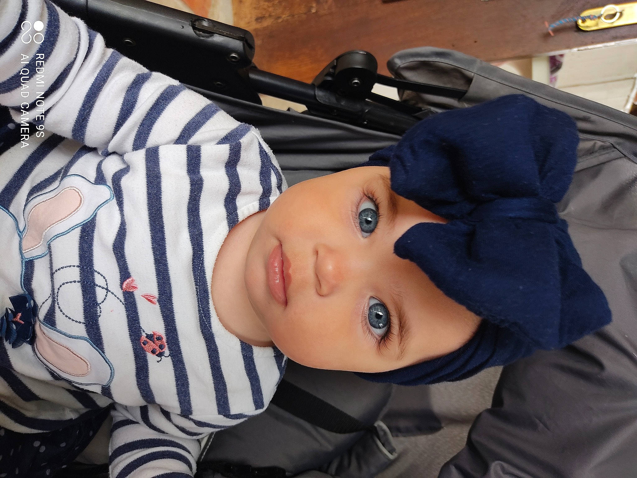 Sophia participe au concours pour gagner de l'argent avec cette photo : air_gun, auto_part, automotive_exterior, baby, baby_carriage, baby_products, car_seat, child, comfort, hat, headgear, headwear, person, personal_protective_equipment, shooting, toddler, trigger, uniform