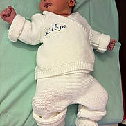 Lilyo a rejoint le concours — aidez-le/la à gagner de superbes lots ! baby, baby_outfit, blanket, child, clothing, cozy, cute, indoors, infant, knitted, lying_down, newborn, peaceful, portrait, resting, sleep, sleeping, small, soft, white_knitwear