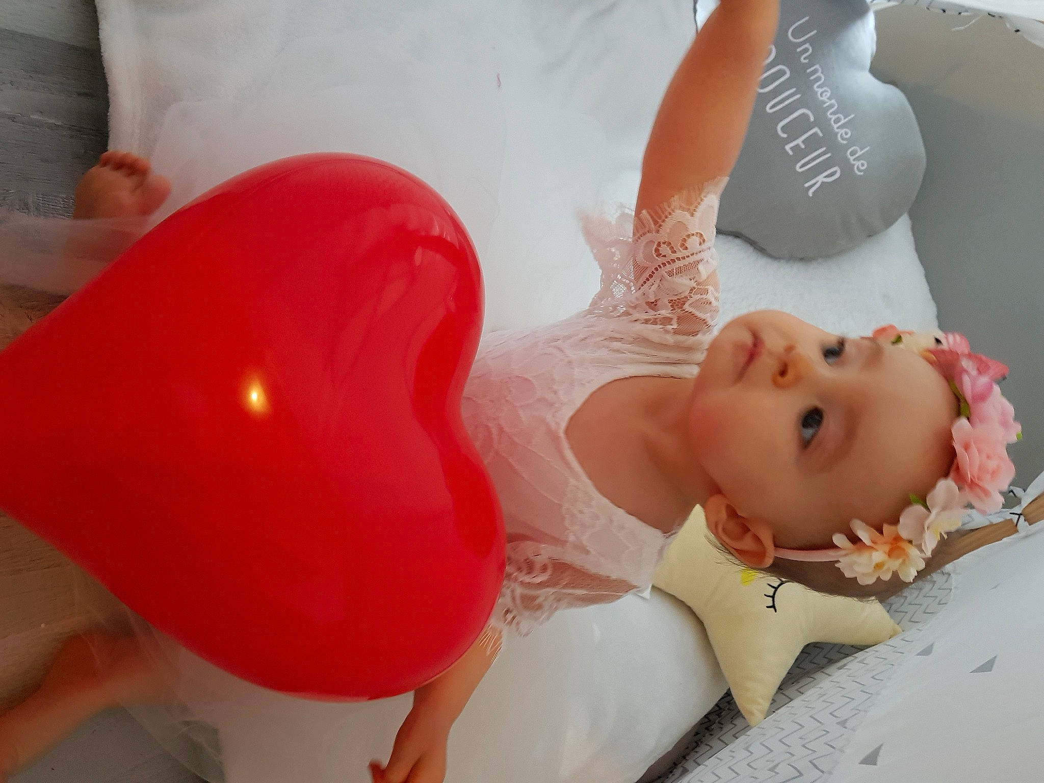 Joyce participe au concours pour gagner de l'argent avec cette photo : baby, chest, child, dress, ear, eyelash, finger, gesture, hand, happy, headgear, headwear, human_leg, joint, leg, lip, nail, person, pink, skin