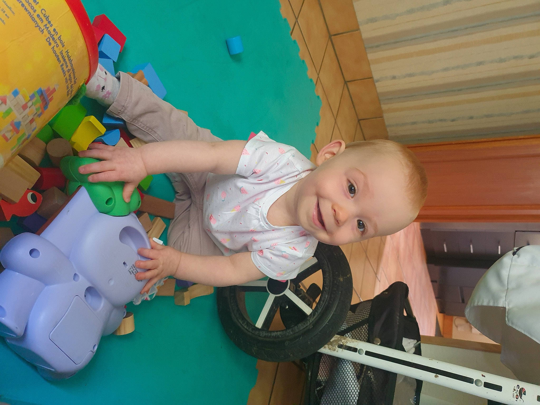 Méli participe au concours pour gagner de l'argent avec cette photo : baby, baby_playing_with_toys, baby_products, baby_safety, baby_toddler_clothing, baby_toys, chair, child, eye, fun, joy, leisure, person, plastic, play, room, sitting, smile, stuffed_toy, toddler