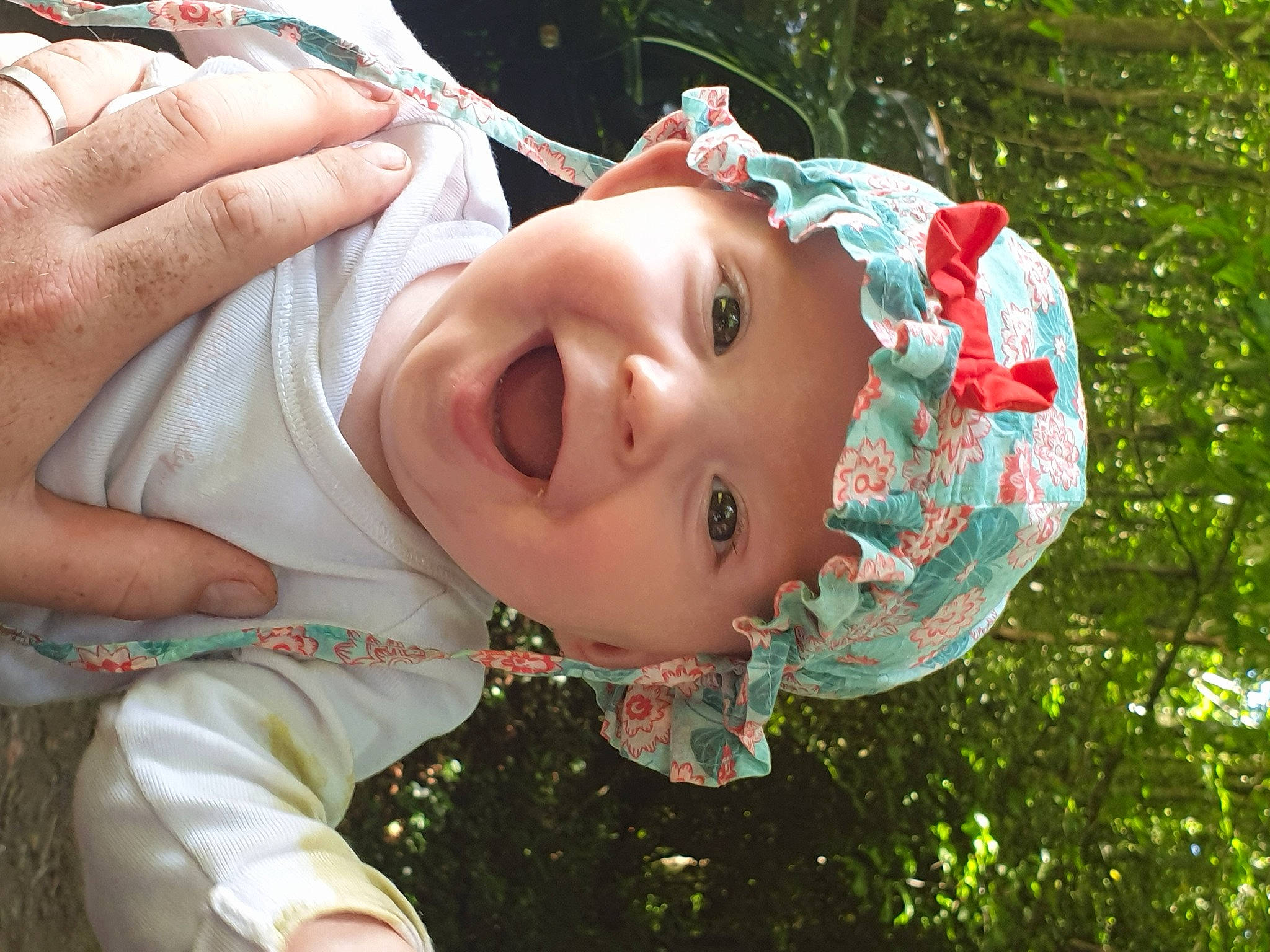 Méli a rejoint le concours — aidez-le/la à gagner de superbes lots ! child, chin, eye, eyelash, fun, gesture, grass, happy, hat, head, headgear, headwear, leisure, lip, mouth, neck, nose, people_in_nature, person, skin