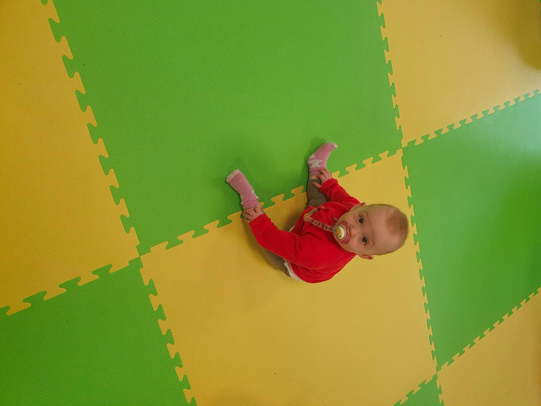 Méli participe au concours pour gagner de l'argent avec cette photo : ceiling, child, circle, flooring, fun, grass, illustration, landscape, leisure, paper_product, pattern, person, plant, play, recreation, room, tints_and_shades, toddler, tree, visual_arts